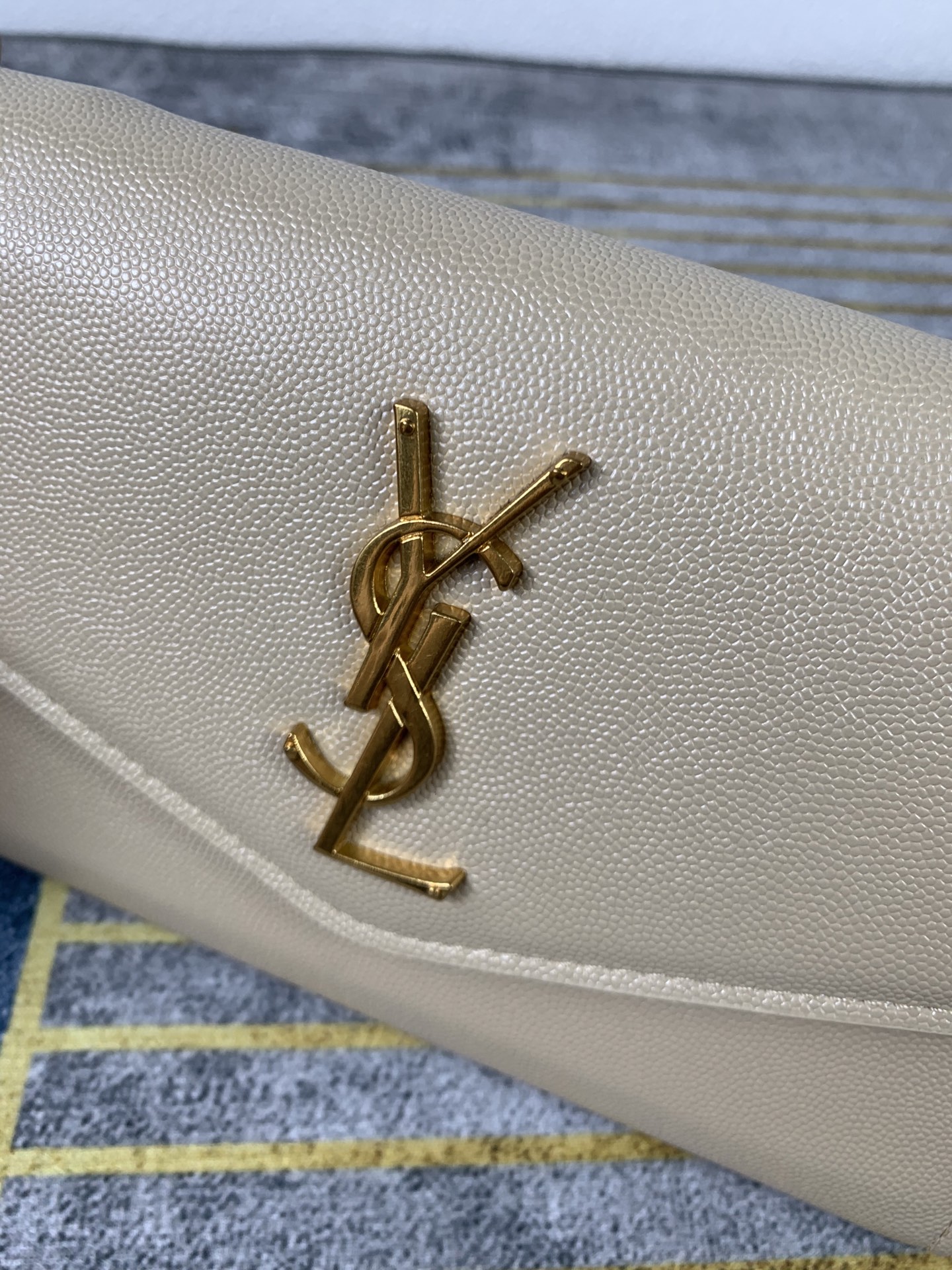 🌟𝑈𝑝𝑡𝑜𝑤𝑛_🌸信封包 最经典的标志性金属Logo，搭配可拆卸链条肩背带，直接当手包！此款还配有一个小