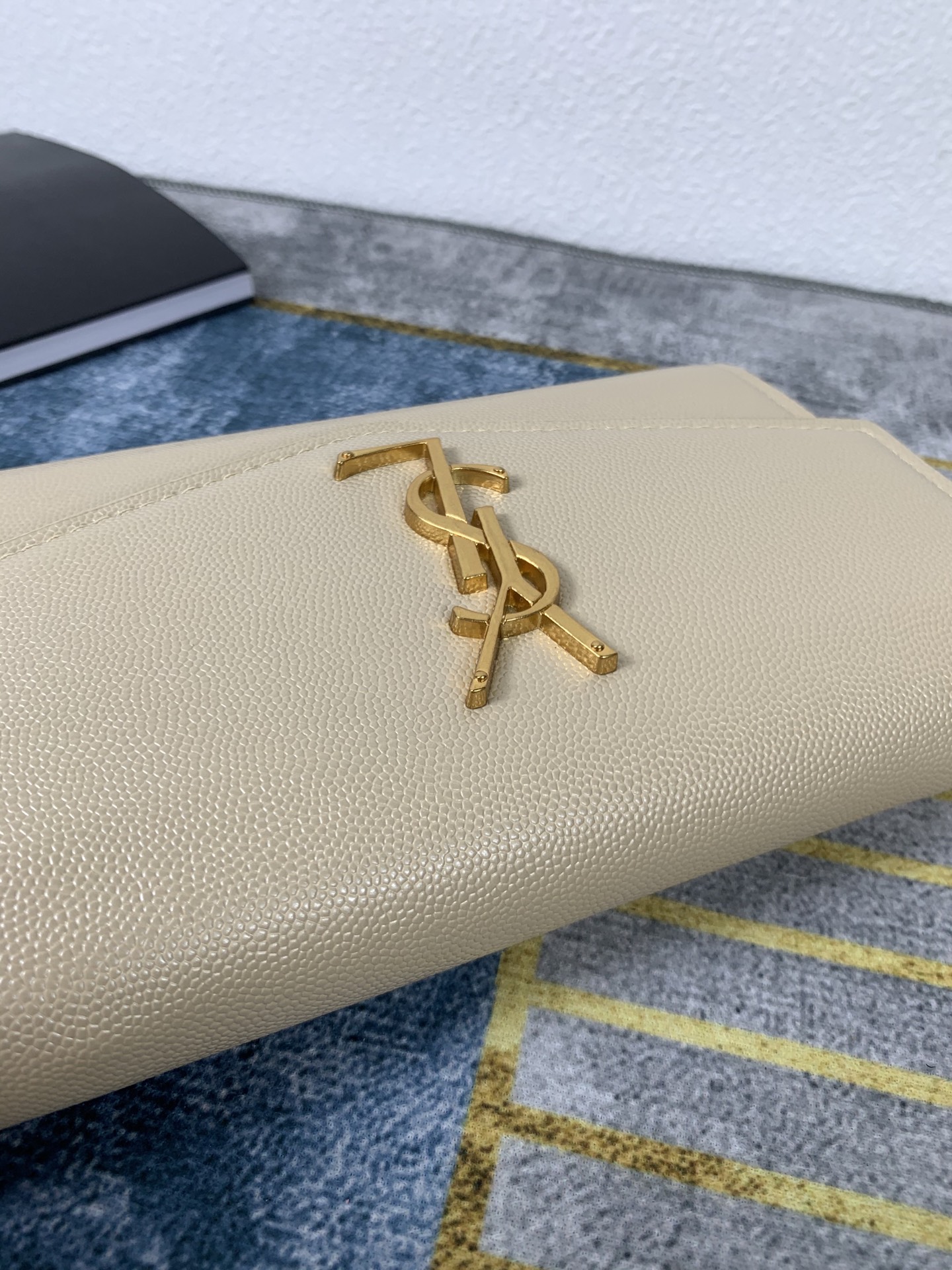 🌟𝑈𝑝𝑡𝑜𝑤𝑛_🌸信封包 最经典的标志性金属Logo，搭配可拆卸链条肩背带，直接当手包！此款还配有一个小