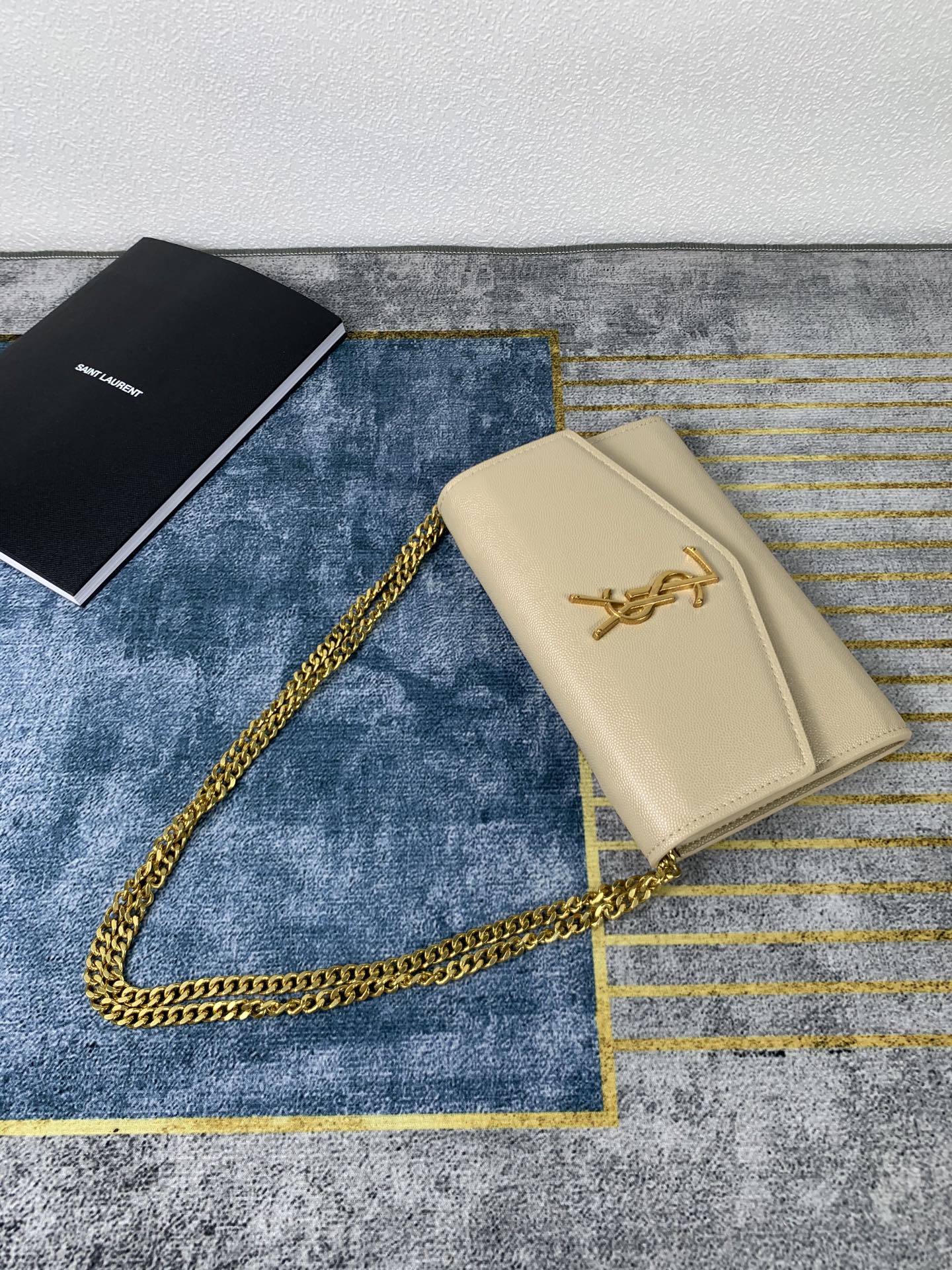 🌟𝑈𝑝𝑡𝑜𝑤𝑛_🌸信封包 最经典的标志性金属Logo，搭配可拆卸链条肩背带，直接当手包！此款还配有一个小