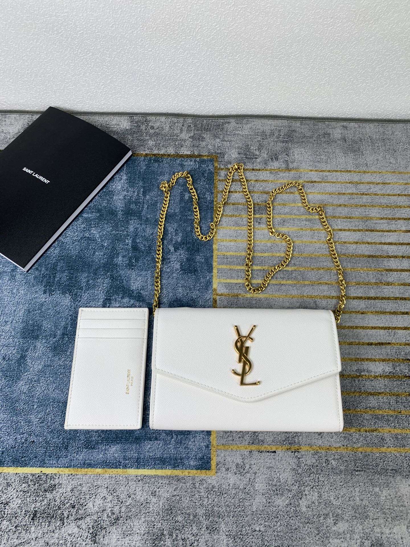 🌟𝑈𝑝𝑡𝑜𝑤𝑛_🌸信封包 最经典的标志性金属Logo，搭配可拆卸链条肩背带，直接当手包！此款还配有一个小