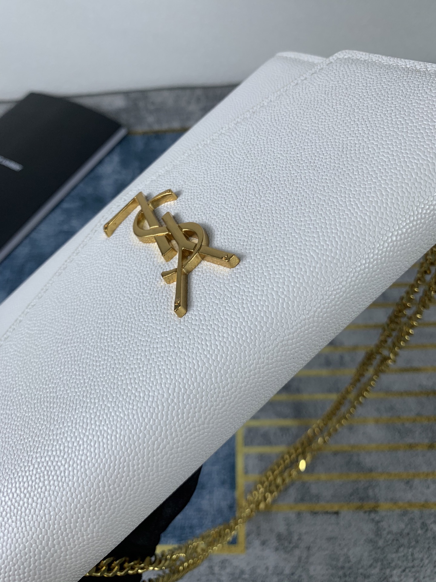 🌟𝑈𝑝𝑡𝑜𝑤𝑛_🌸信封包 最经典的标志性金属Logo，搭配可拆卸链条肩背带，直接当手包！此款还配有一个小