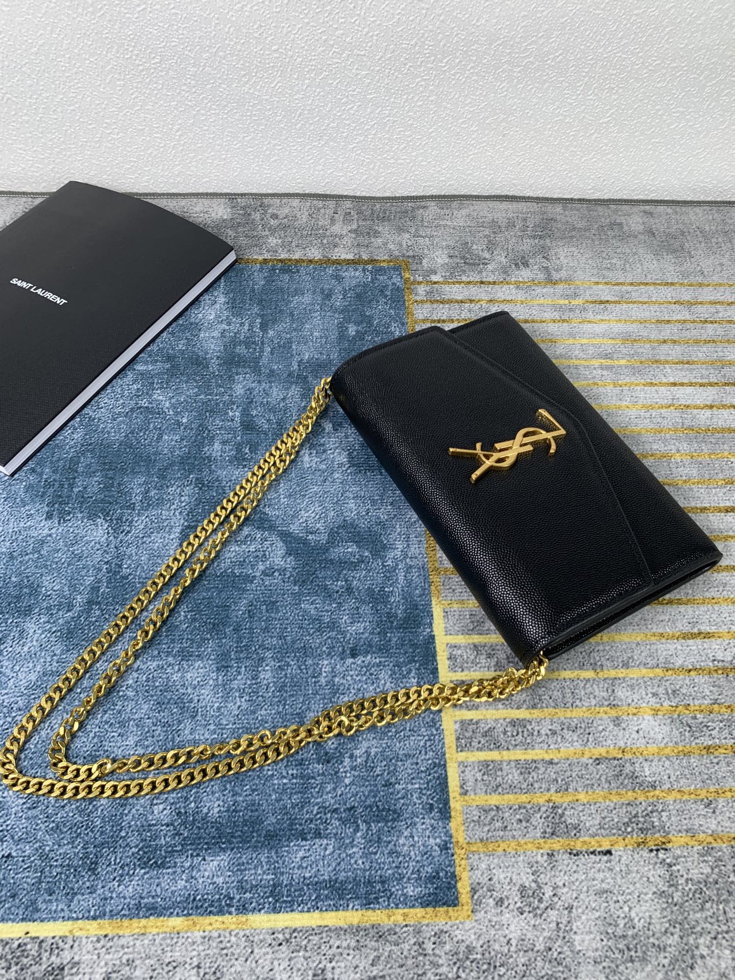 🌟𝑈𝑝𝑡𝑜𝑤𝑛_🌸信封包 最经典的标志性金属Logo，搭配可拆卸链条肩背带，直接当手包！此款还配有一个小