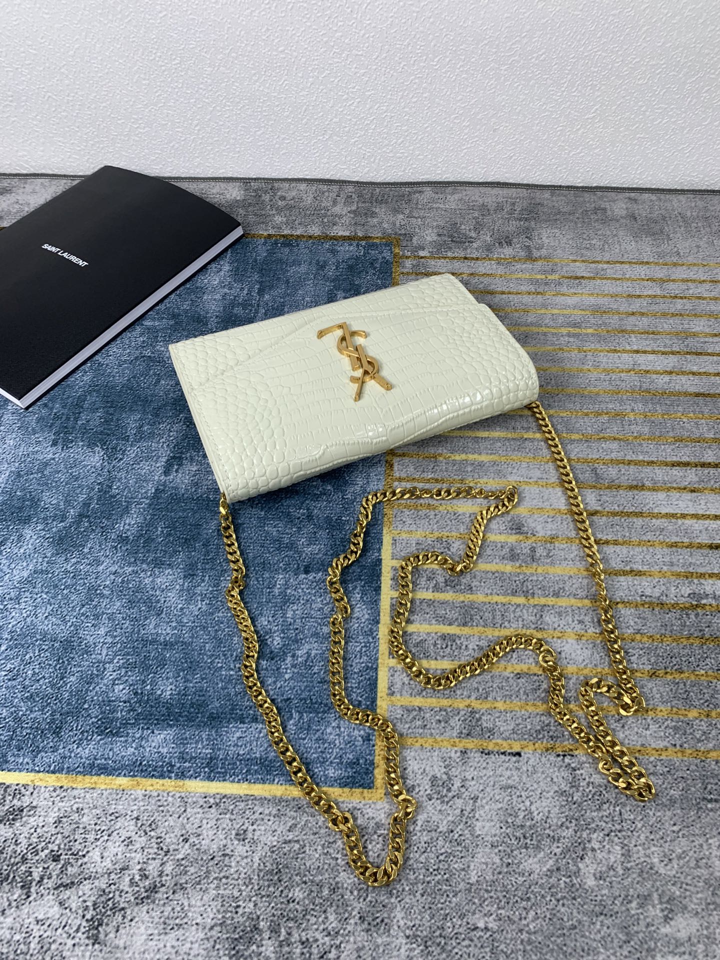 🌟𝑈𝑝𝑡𝑜𝑤𝑛_🌸信封包 最经典的标志性金属Logo，搭配可拆卸链条肩背带，直接当手包！此款还配有一个小