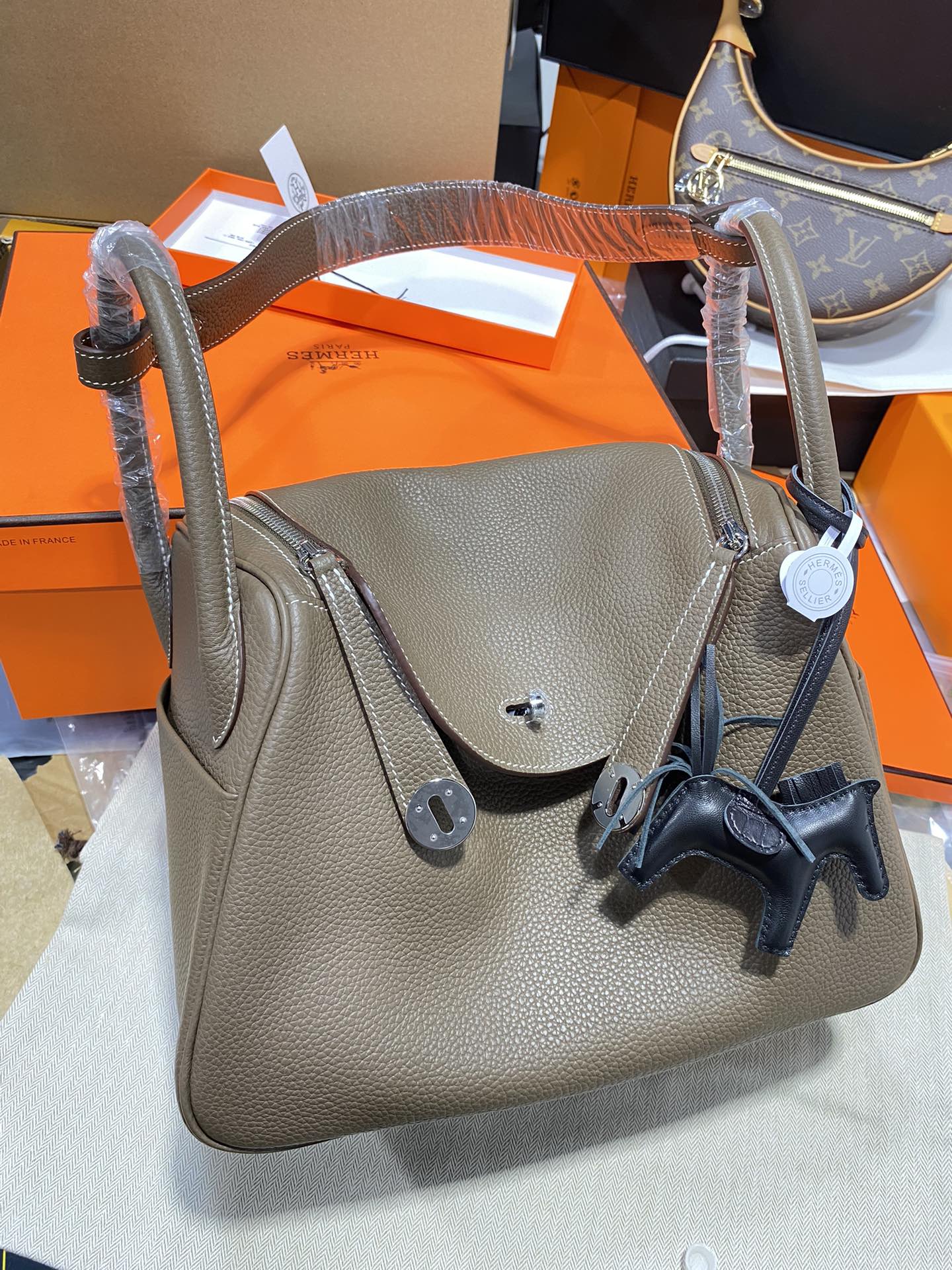 Hermès Delivered upon customer order, 100% Togo cowhide wax thread, hand sewn with confidence.