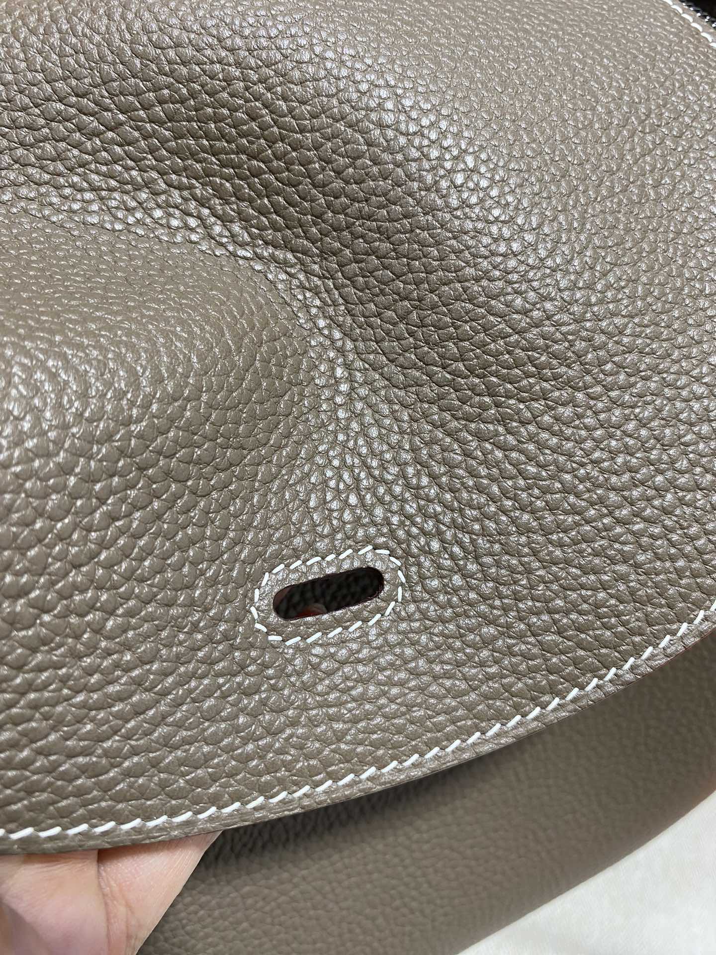 Hermès Delivered upon customer order, 100% Togo cowhide wax thread, hand sewn with confidence.