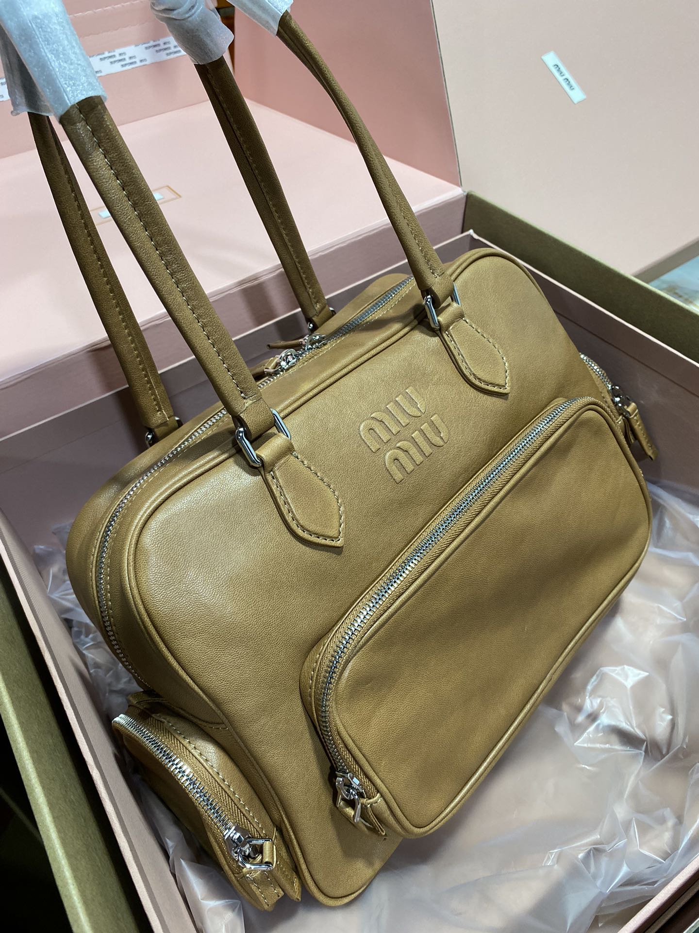Miu Miu A new killer move has been released - the motorcycle bag is correct
