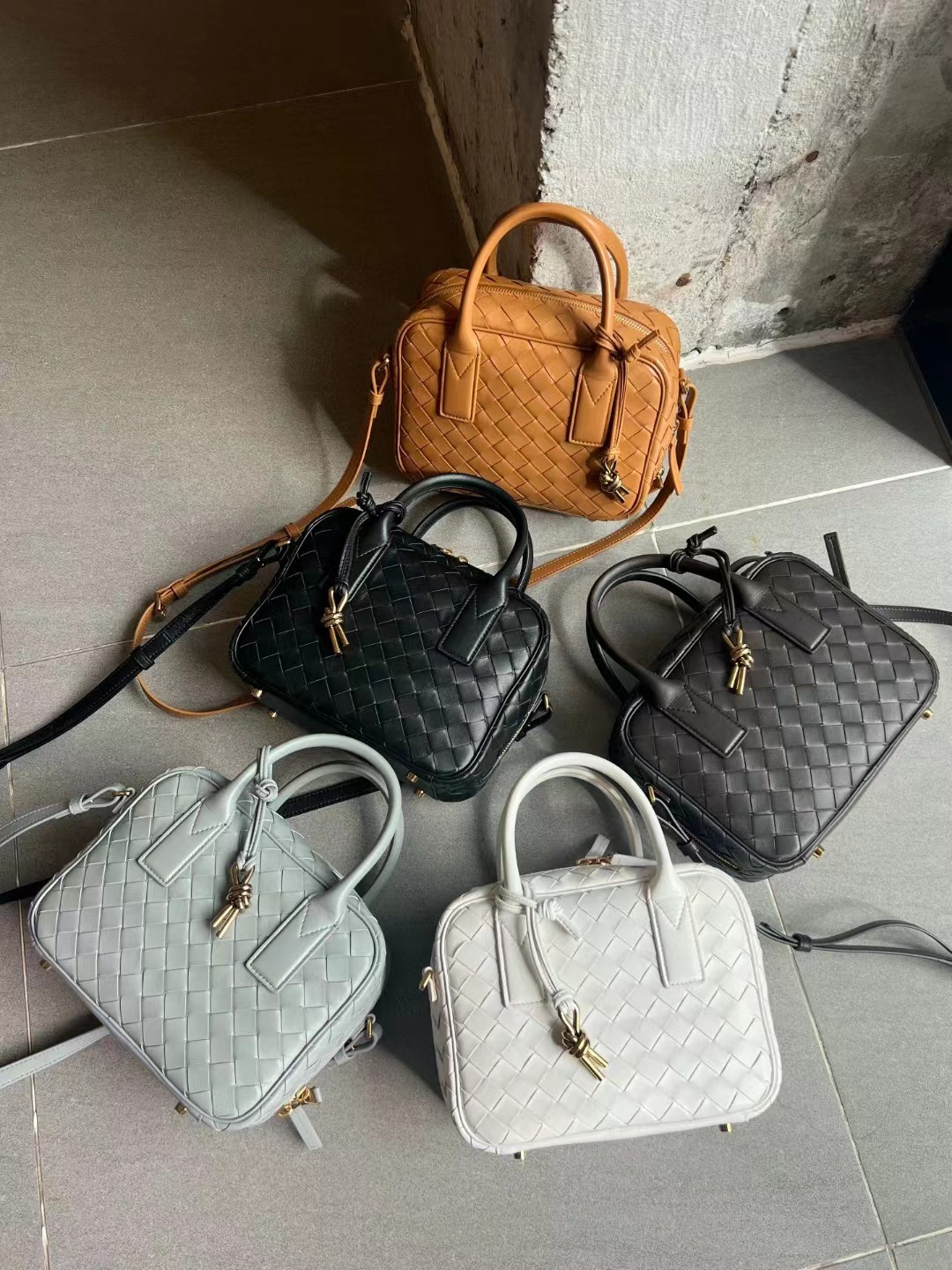 Bottega Veneta Price reference: This is the new BV Getaway small square box in the early spring of 24. It is made of nappa lambskin and has Botte
