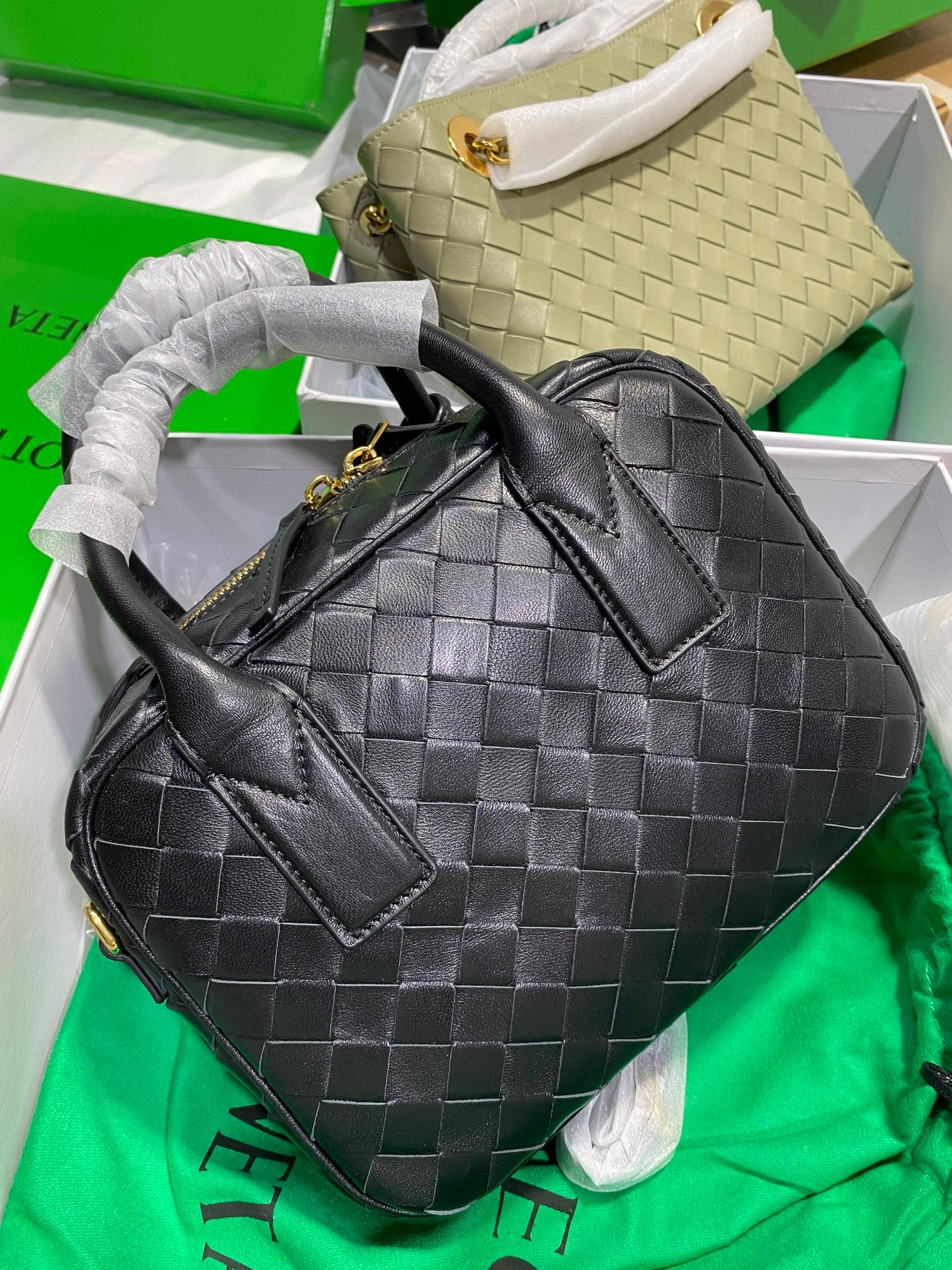 Bottega Veneta Work overtime during Dragon Boat Festival