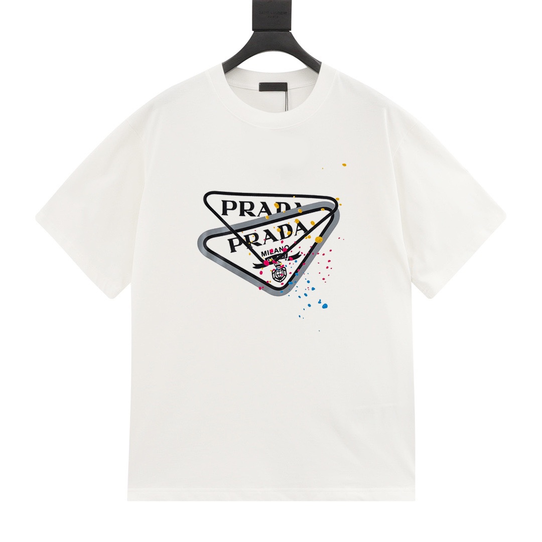 Prada/普拉达/新款徽标泼点图腾印花短袖T恤 这款T恤采用精纺平纹针织棉布制成，手感柔软细腻，厚度适中既挺括又保持潮流的廓形！这款T恤的成分是100%全棉，舒适透气！采用进口数码印花技术制作，非常时尚养眼！版型方面是休闲宽松版型，简约…