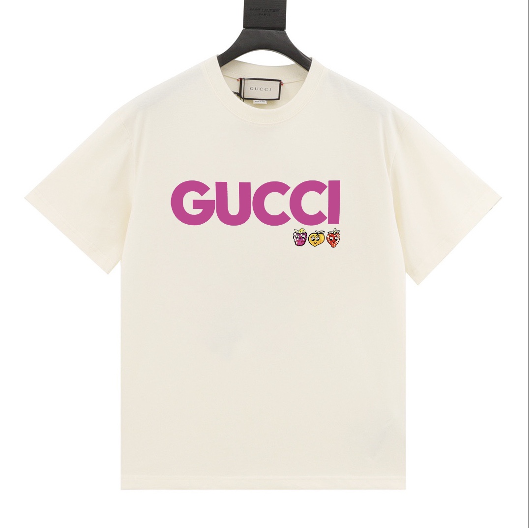 Camiseta de manga corta Gucci/Gucci 24ss con estampado de fresa🍓 y logo, cuello redondo. Fusión de elementos de primer…