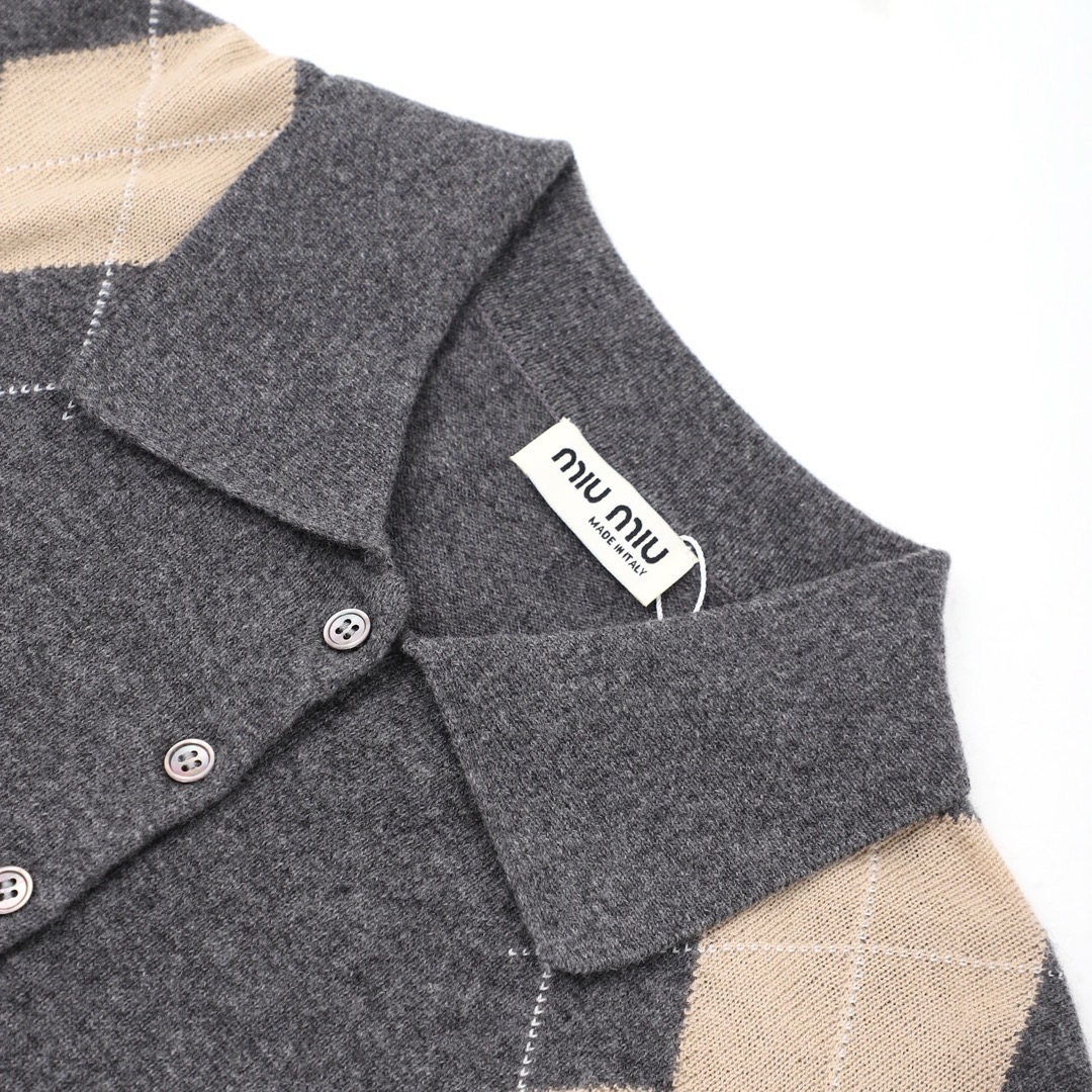 Elegant Miumiu Gray Sweater – Simple Design, Elegant Silky Style, Unisex, Various Sizes - 图片 3