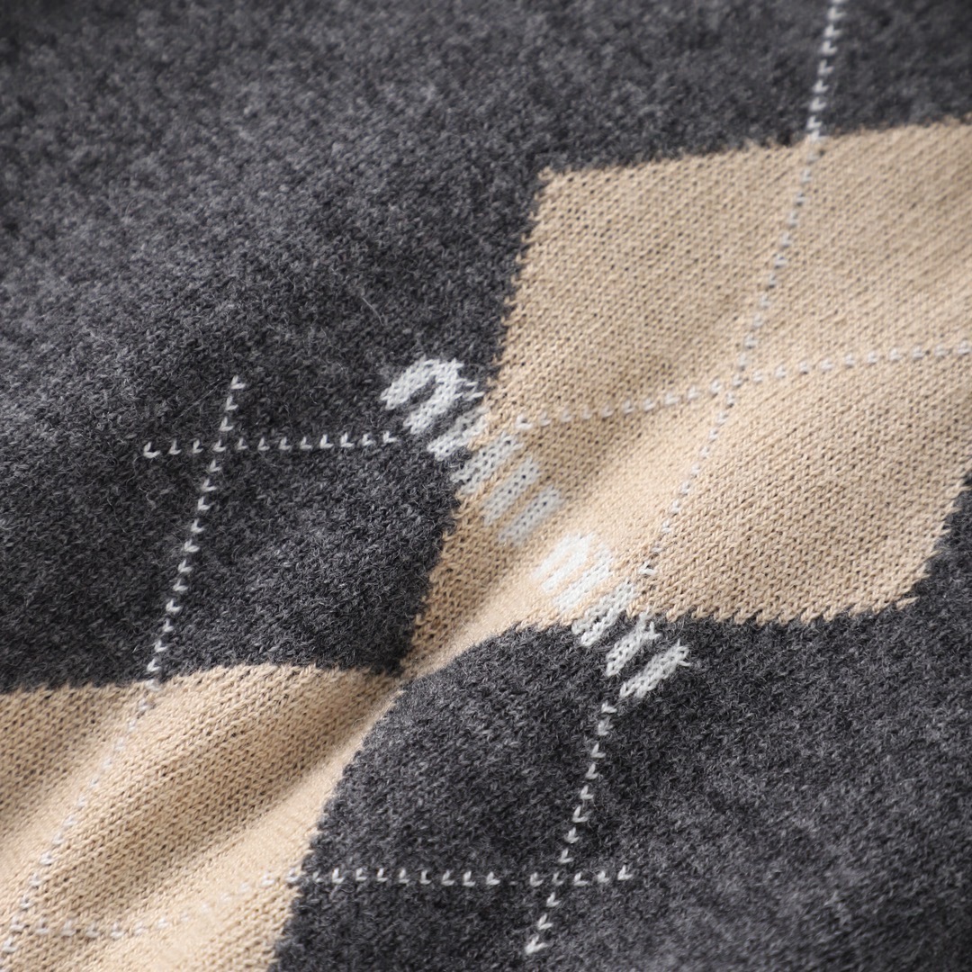 Elegant Miumiu Gray Sweater – Simple Design, Elegant Silky Style, Unisex, Various Sizes - 图片 4