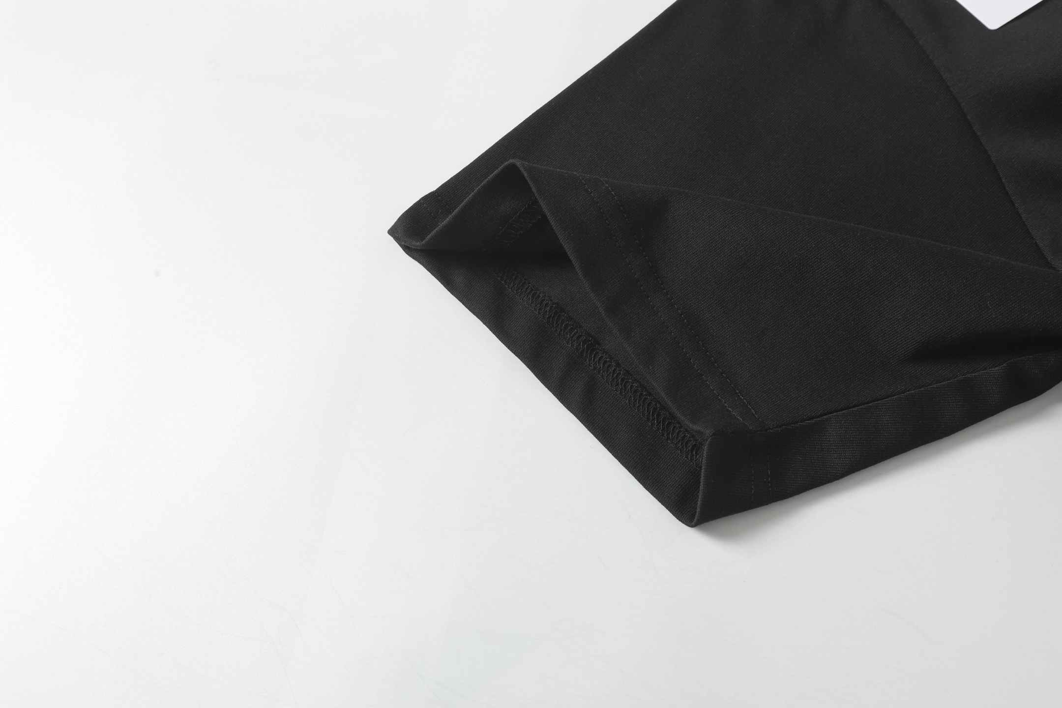 Lulemon Bubble-Head Short Sleeves: Top Quality Fast-Fashion Staple in Black & White - 图片 9