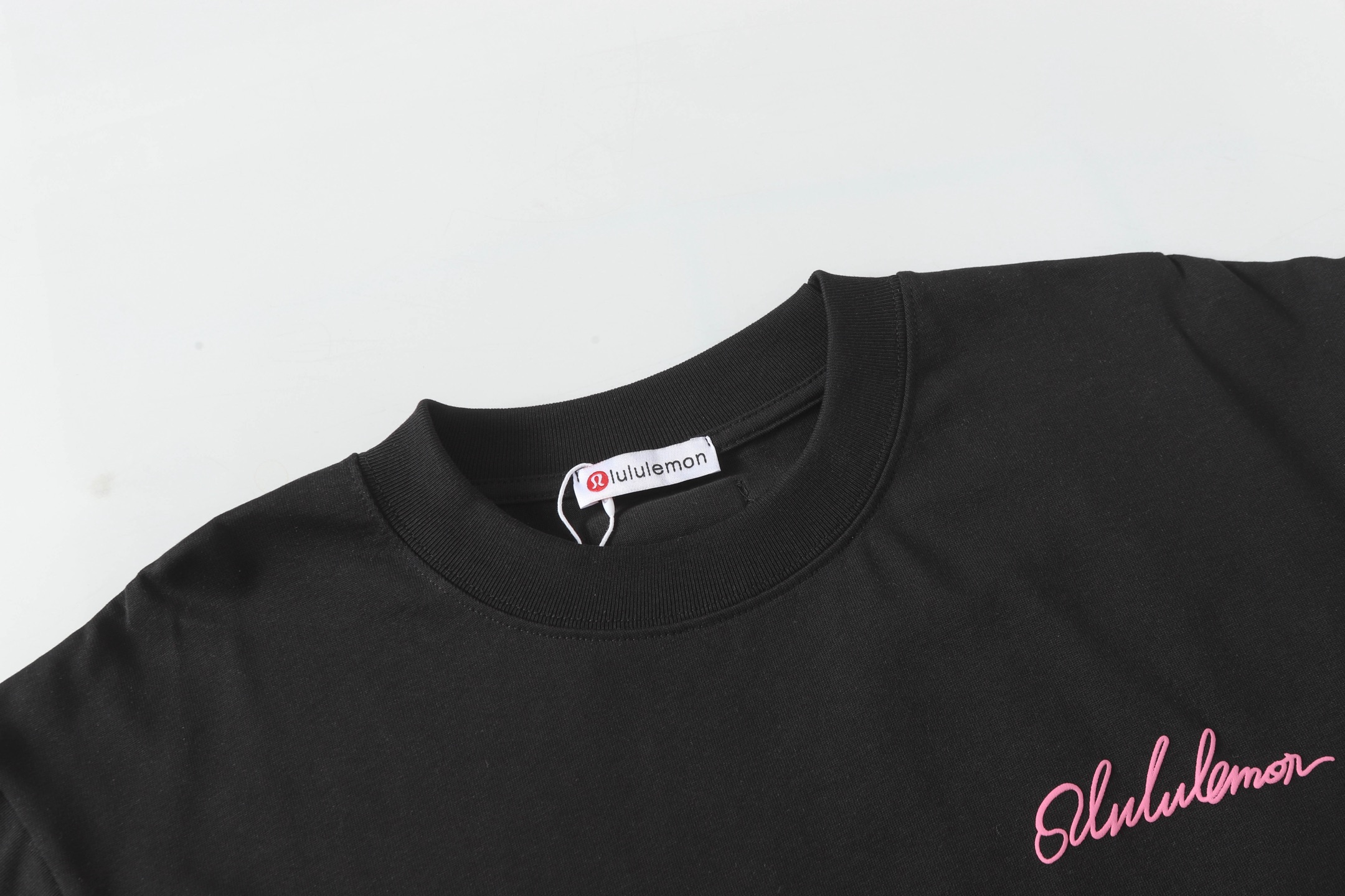 Lulemon Bubble-Head Short Sleeves: Top Quality Fast-Fashion Staple in Black & White - 图片 3