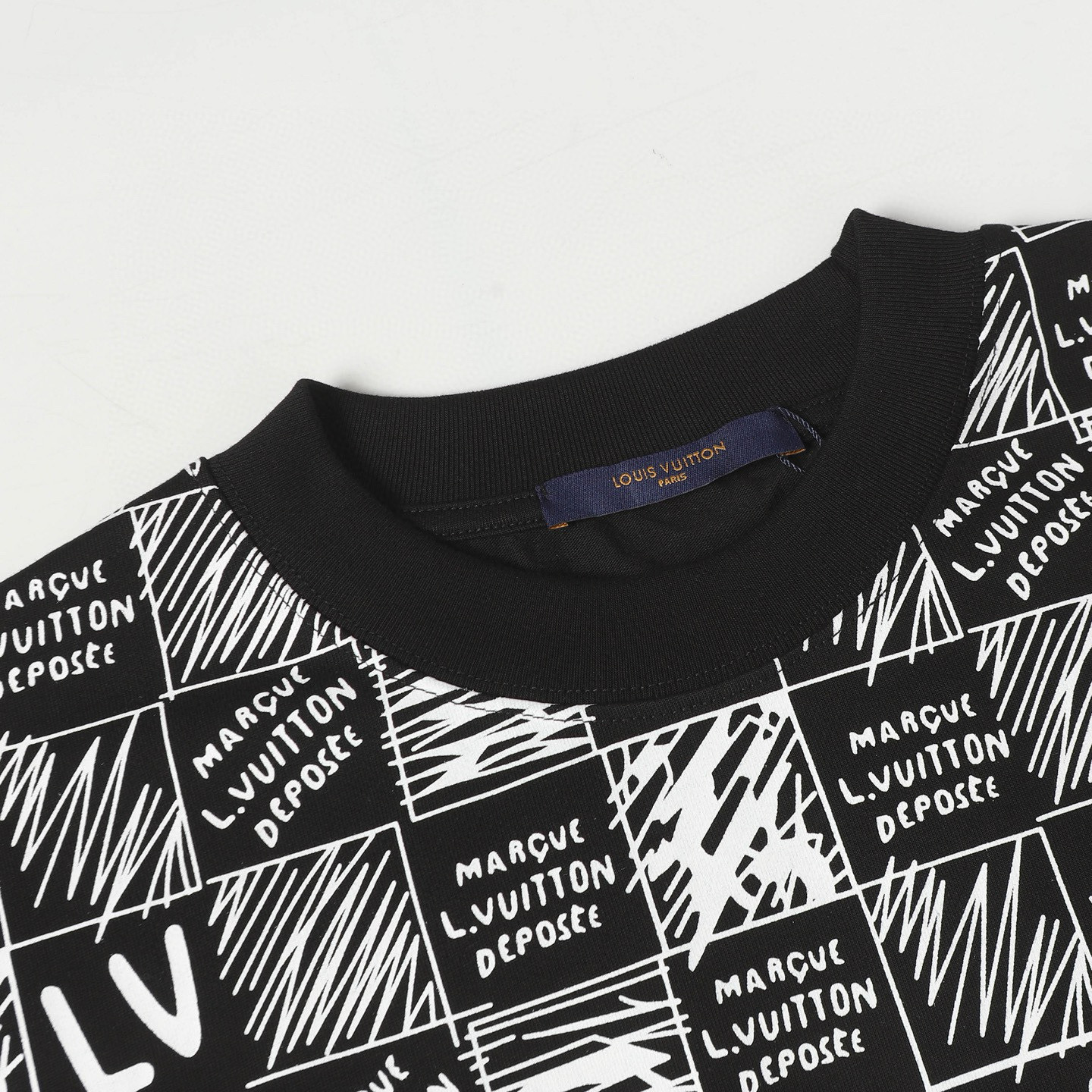 Louis Vuitton Camiseta Estampada Damier con Logo LV - Diseño Exclusivo 4 i1748626239482 899 0 2