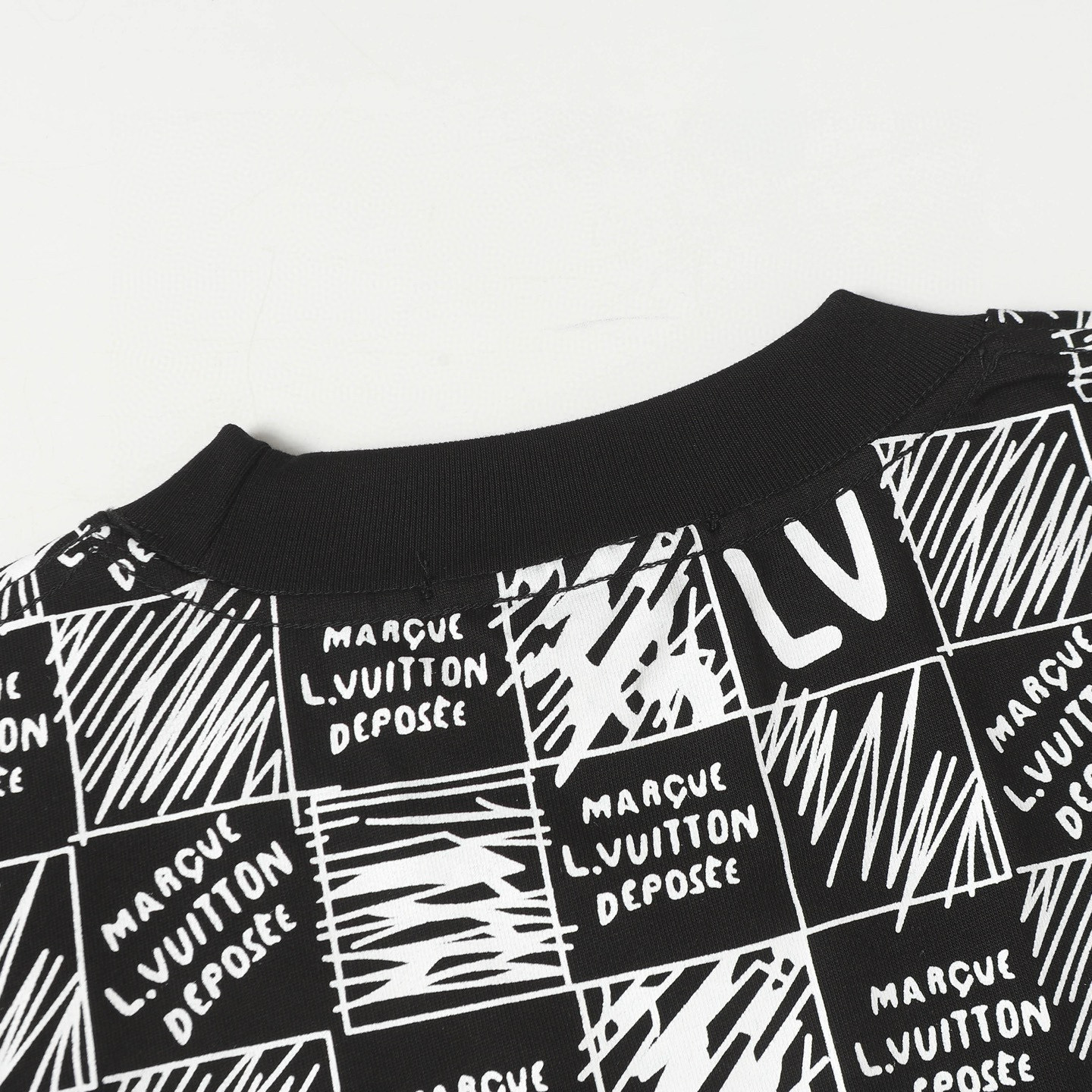 Louis Vuitton Camiseta Estampada Damier con Logo LV - Diseño Exclusivo 6 i1748626240512 2468 0 4