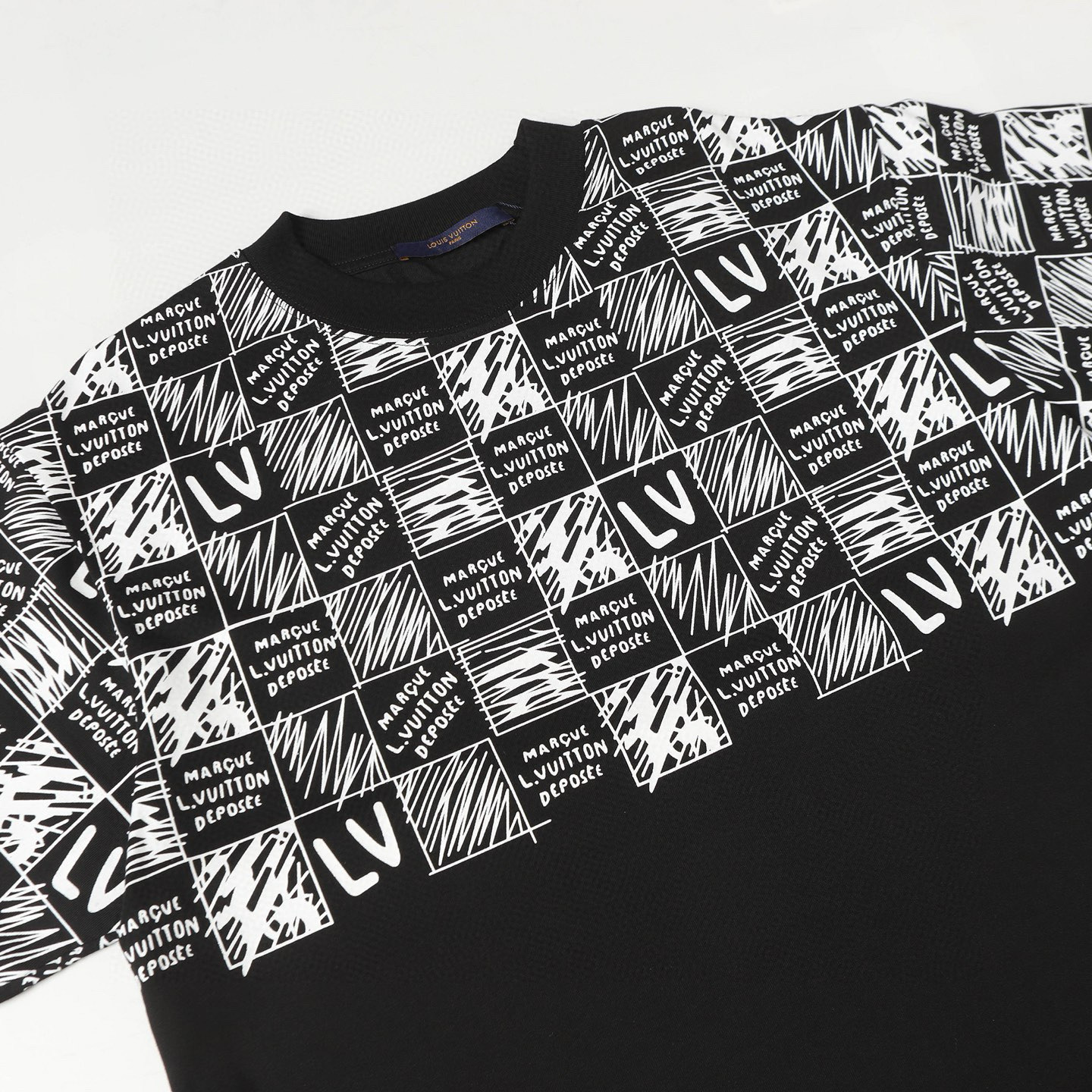 Louis Vuitton Camiseta Estampada Damier con Logo LV - Diseño Exclusivo 11 i1748626241775 5606 0 9