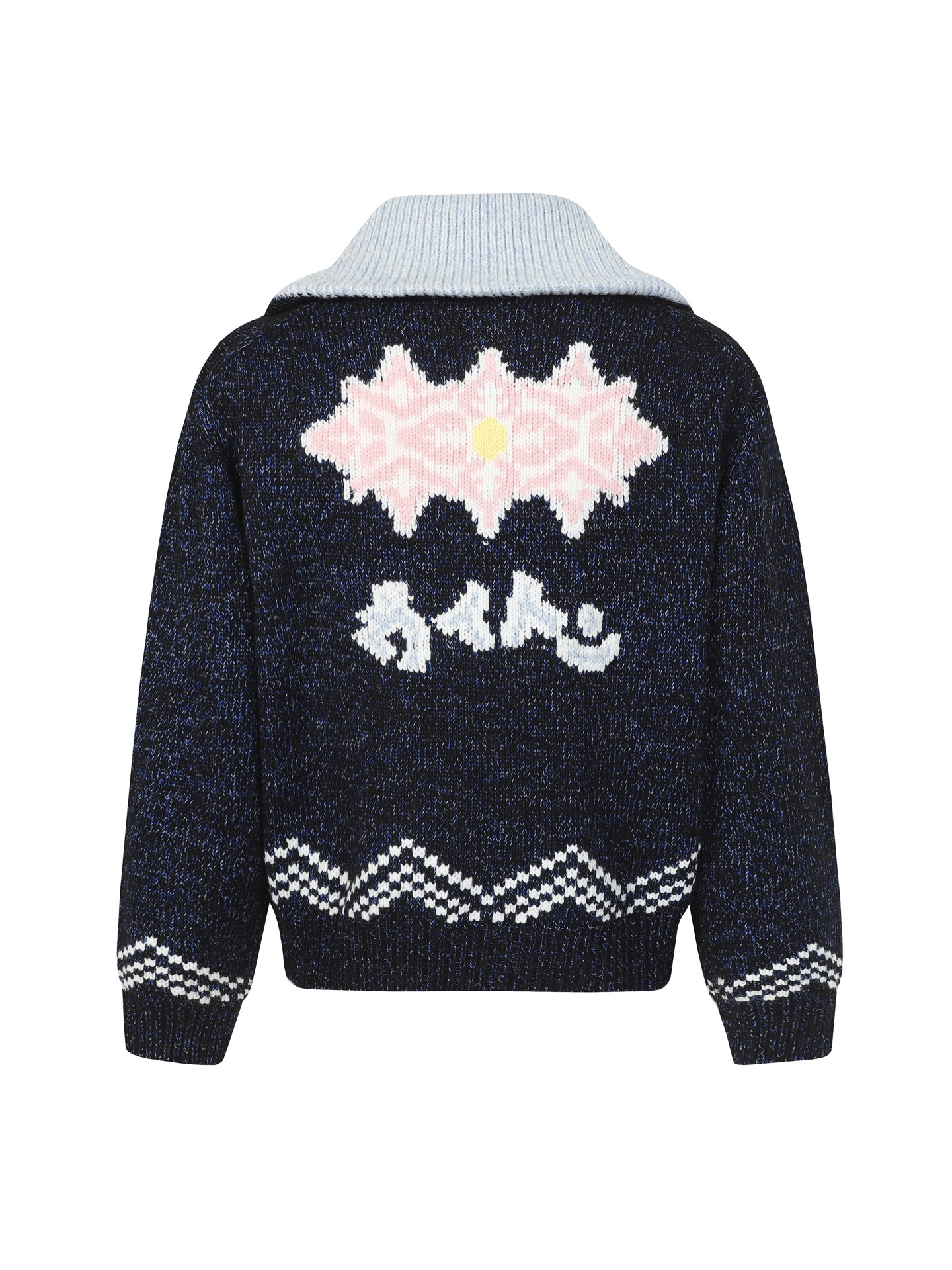 P370【顶级版本】
1v x Nigo 锦鲤樱花拉链毛衣外套
原版25,000购入开发,面料采用优质棉毛混纺面料制成,质地柔软舒适且富有弹性。面料经过特殊处理,呈现出细腻的针织纹理,触感顺滑。正面精心设计有LV标识的锦鲤图案,通过精湛的嵌花工艺实现,图案立体生动。背面点缀着樱花和日文字样刺绣,采用高密度绣线,针脚细密均匀。拉链选用定制金属配件,每个拉链头都饰有精致的珠饰点缀。整件外套的缝制工艺考究,所有接缝处均采用双线加固,确保耐用性。束腰设计通过内部抽绳实现,可自由调节松紧度。领口和袖口采用罗纹针织工艺,弹性适中不易变形。所有图案和装饰都经过严格的质量把控,确保色彩牢固不褪色。
Size:S/M/L/XL
