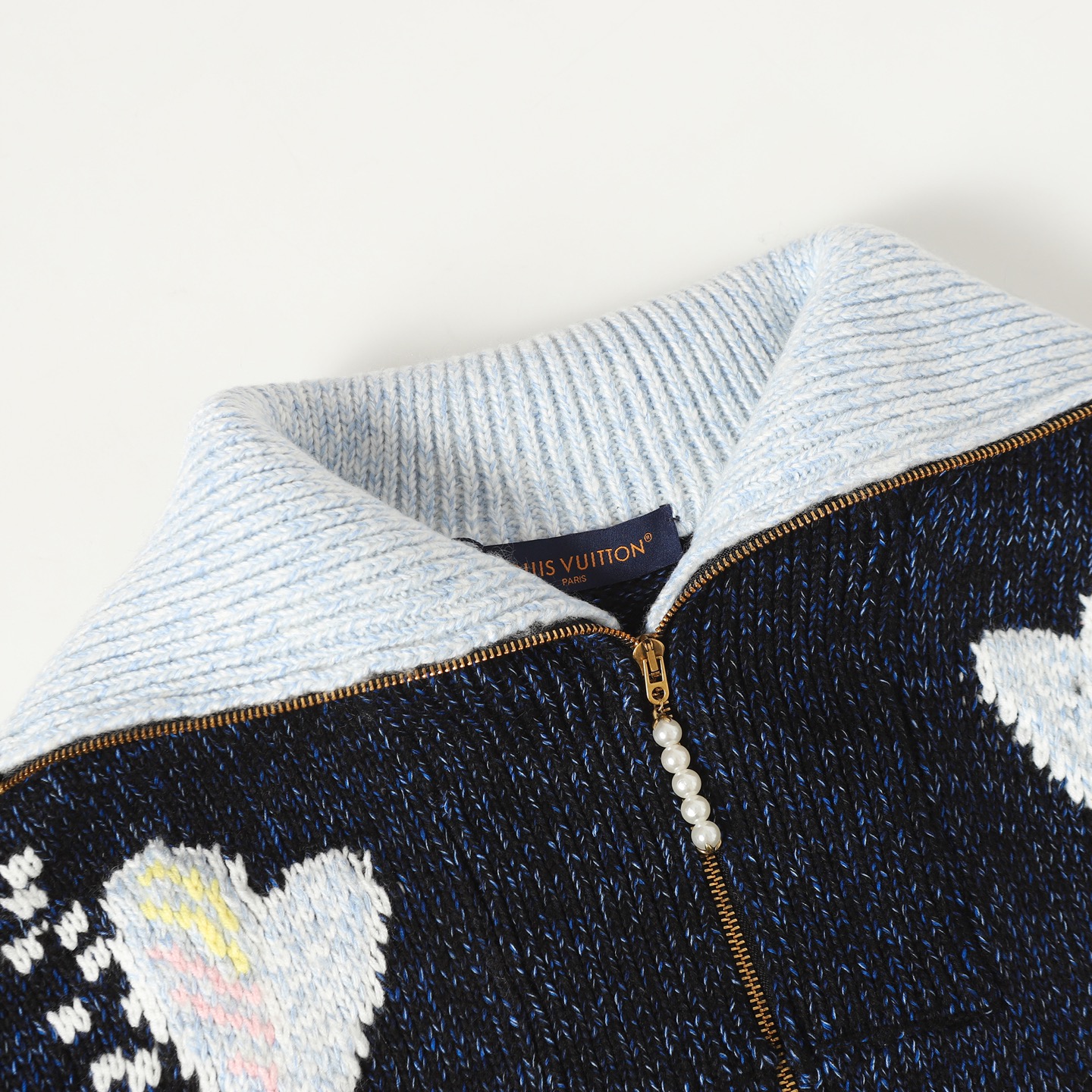 P370【顶级版本】
1v x Nigo 锦鲤樱花拉链毛衣外套
原版25,000购入开发,面料采用优质棉毛混纺面料制成,质地柔软舒适且富有弹性。面料经过特殊处理,呈现出细腻的针织纹理,触感顺滑。正面精心设计有LV标识的锦鲤图案,通过精湛的嵌花工艺实现,图案立体生动。背面点缀着樱花和日文字样刺绣,采用高密度绣线,针脚细密均匀。拉链选用定制金属配件,每个拉链头都饰有精致的珠饰点缀。整件外套的缝制工艺考究,所有接缝处均采用双线加固,确保耐用性。束腰设计通过内部抽绳实现,可自由调节松紧度。领口和袖口采用罗纹针织工艺,弹性适中不易变形。所有图案和装饰都经过严格的质量把控,确保色彩牢固不褪色。
Size:S/M/L/XL