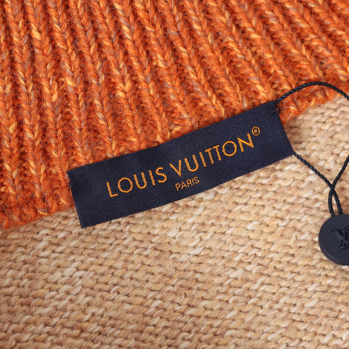 P395【顶级版本】
LOUIS VUITTON/路易威登印花拉链长袖针织外套
购入YB打版，采用进口定制棉质面料，穿着舒适自在，它具有良好的透气性，能保持身体干爽;针织部分采用高超技艺，针法细腻，使整体质感柔软且挺括;嵌花图案灵动色彩搭配和谐，正面龙虾刺绣每一线条都栩栩如生，将龙虾形态完美呈现，后部樱花与日式手写体标识通过精细工艺绣制，樱花的柔美与手写体的韵味尽显;开模定制珠饰拉链头更是点睛之笔增添雅致格调。
尺码:S/M/L/XL