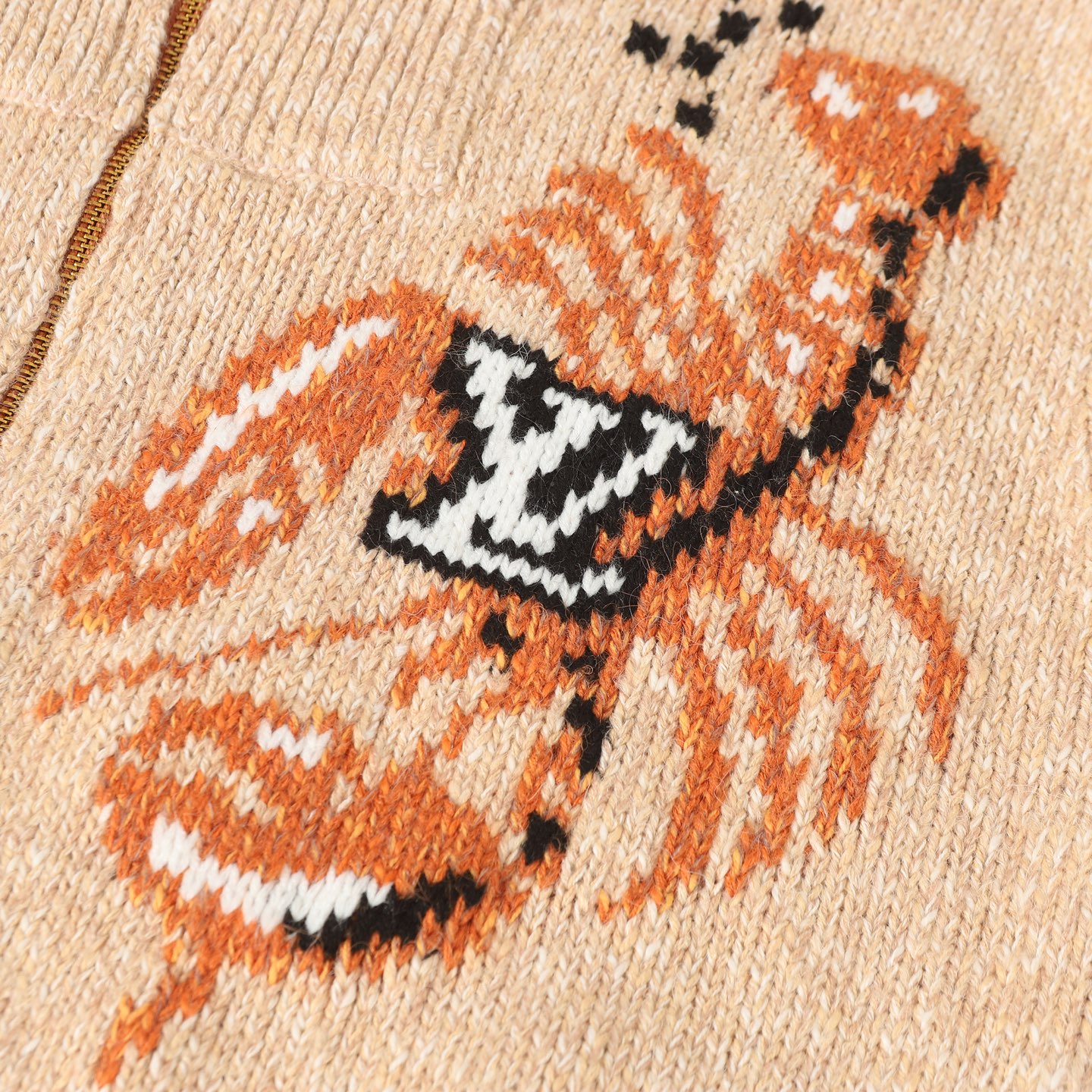 P395【顶级版本】
LOUIS VUITTON/路易威登印花拉链长袖针织外套
购入YB打版，采用进口定制棉质面料，穿着舒适自在，它具有良好的透气性，能保持身体干爽;针织部分采用高超技艺，针法细腻，使整体质感柔软且挺括;嵌花图案灵动色彩搭配和谐，正面龙虾刺绣每一线条都栩栩如生，将龙虾形态完美呈现，后部樱花与日式手写体标识通过精细工艺绣制，樱花的柔美与手写体的韵味尽显;开模定制珠饰拉链头更是点睛之笔增添雅致格调。
尺码:S/M/L/XL