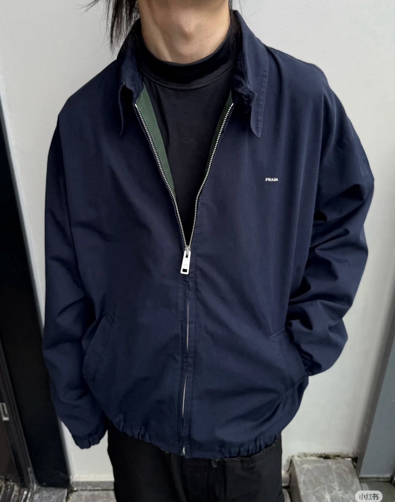 [Imagen de la parte superior del cuerpo] Chaqueta ejecutiva con cremallera y logo bordado de PRADA/Prada