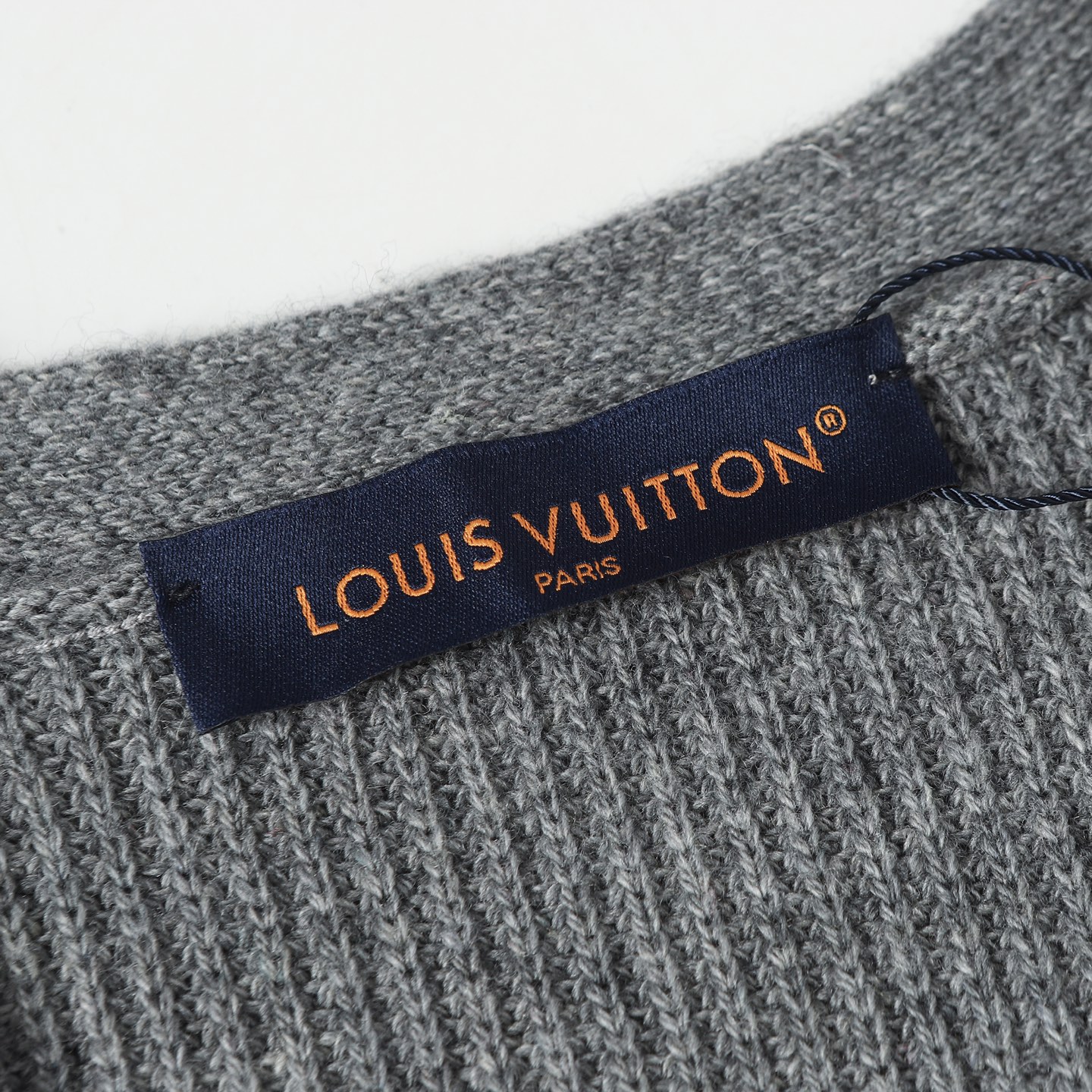 💰285【羊毛】
LOUIS VUITTON SS26 纯色V领长袖羊绒衫 男款

本款山羊绒开衫以柔软罗纹针织诠释华美韵致，成就跨越季节更替的轻暖之选。LV 标识点缀左侧口袋，深邃珠光纽扣配有耀目金属底座，可轻松融入各式造型。

标准版型
珠光纽扣
贴袋
左侧口袋饰有刺绣标识

尺码：S M L XL