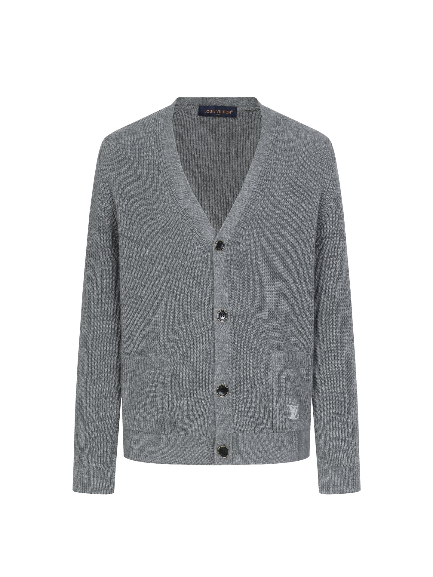 💰285【羊毛】
LOUIS VUITTON SS26 纯色V领长袖羊绒衫 男款

本款山羊绒开衫以柔软罗纹针织诠释华美韵致，成就跨越季节更替的轻暖之选。LV 标识点缀左侧口袋，深邃珠光纽扣配有耀目金属底座，可轻松融入各式造型。

标准版型
珠光纽扣
贴袋
左侧口袋饰有刺绣标识

尺码：S M L XL