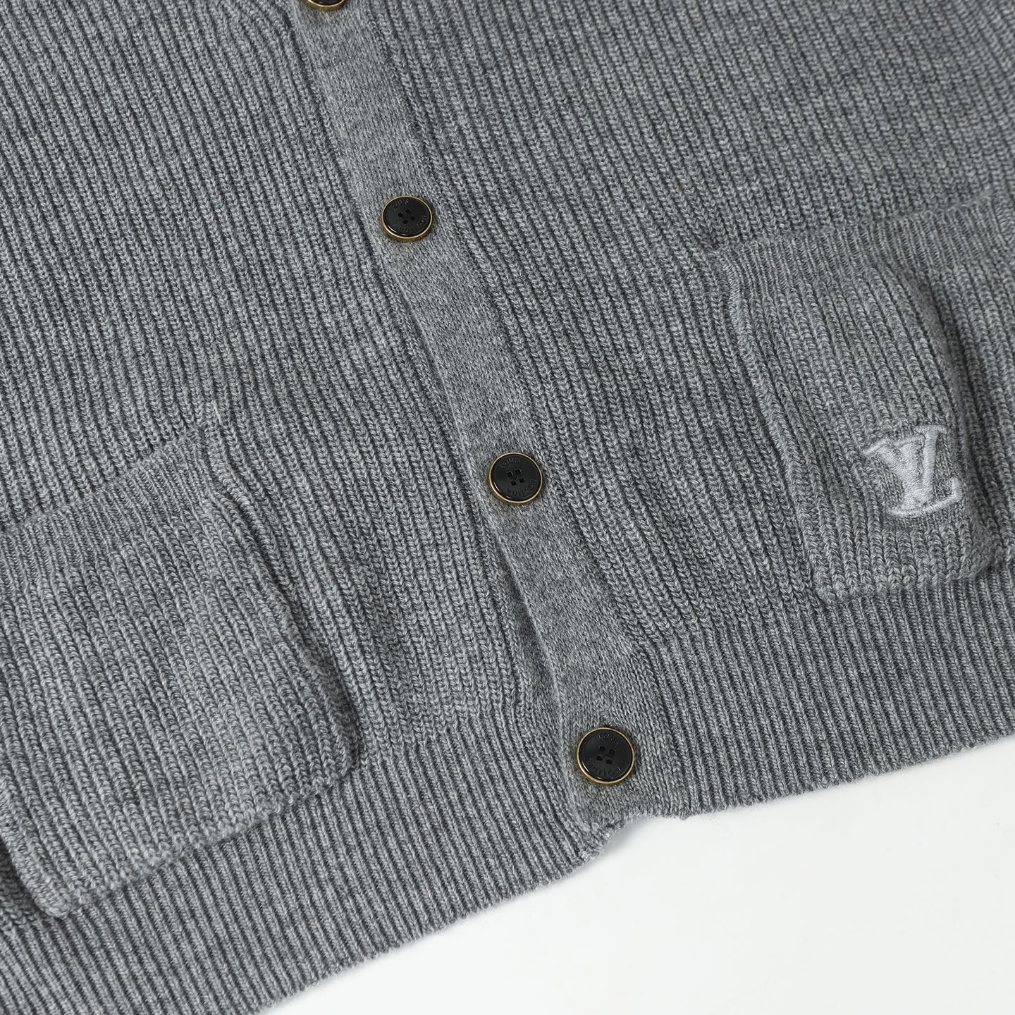 💰285【羊毛】
LOUIS VUITTON SS26 纯色V领长袖羊绒衫 男款

本款山羊绒开衫以柔软罗纹针织诠释华美韵致，成就跨越季节更替的轻暖之选。LV 标识点缀左侧口袋，深邃珠光纽扣配有耀目金属底座，可轻松融入各式造型。

标准版型
珠光纽扣
贴袋
左侧口袋饰有刺绣标识

尺码：S M L XL