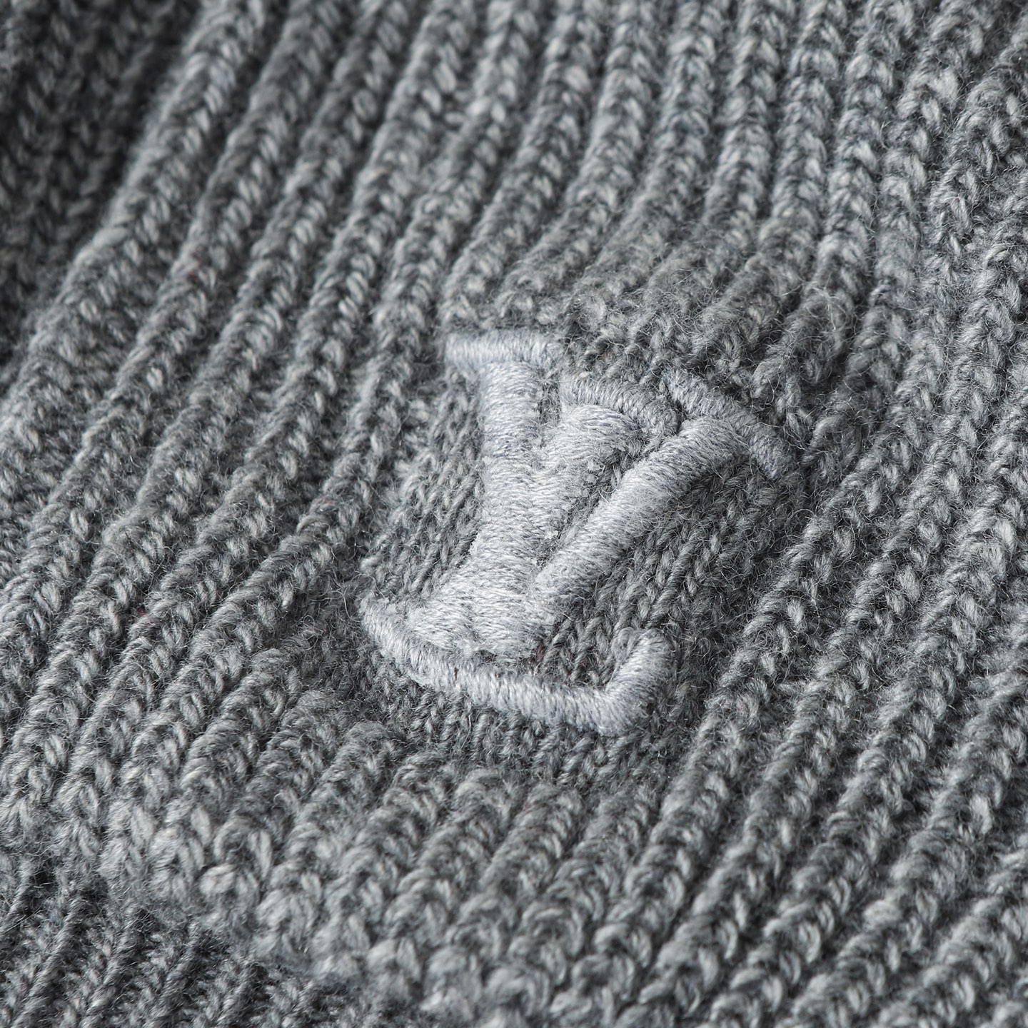 💰285【羊毛】
LOUIS VUITTON SS26 纯色V领长袖羊绒衫 男款

本款山羊绒开衫以柔软罗纹针织诠释华美韵致，成就跨越季节更替的轻暖之选。LV 标识点缀左侧口袋，深邃珠光纽扣配有耀目金属底座，可轻松融入各式造型。

标准版型
珠光纽扣
贴袋
左侧口袋饰有刺绣标识

尺码：S M L XL