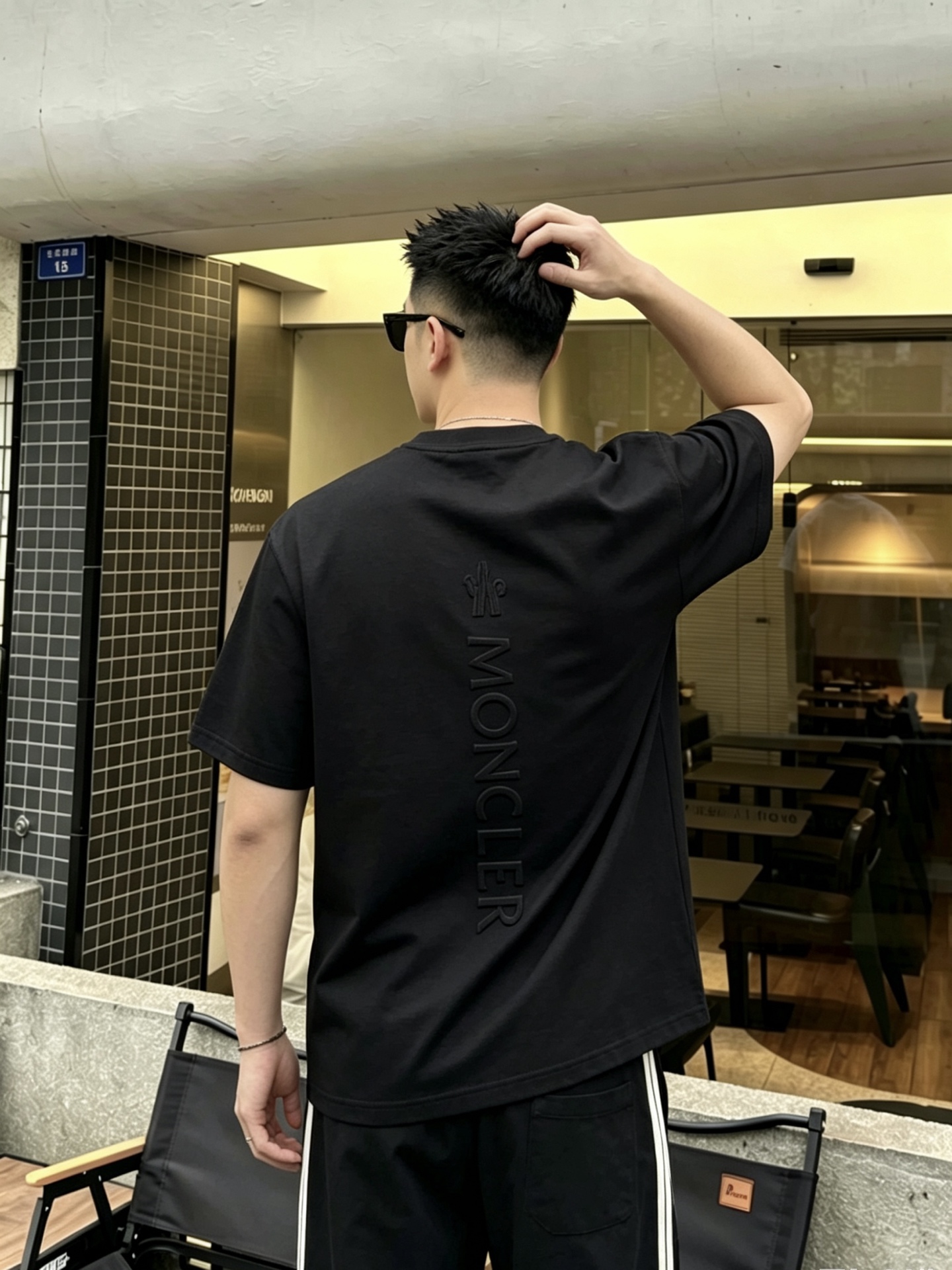 [Efecto en la parte superior del cuerpo] Sitio web oficial de Moncler Camiseta clásica con letras de boya de …