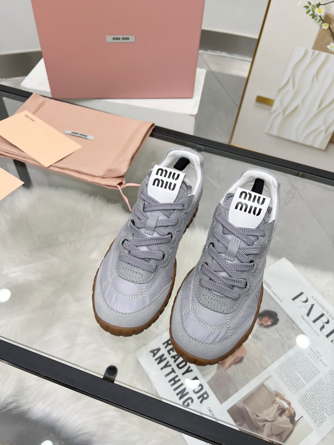 NO:228928,Miu Miu 25ss Spring and summer new show MiuMiu Dexue Casual shoes show craftsmanship comes from the details of the Miu Miu series. The new season trend is the concept of the love at this moment, the multi-dimensional collision, conveying the modern style~ It looks good no matter how you wear it. This summer's fashionable favorite is sheepskin, the foot feels super comfortable, the outsole is very light, and the screen-printed lettering logo adds the iconic brand style. Size 35-40, casual shoes/sports shoes, miumiu, sneakers, sheepskin19860909Miu Miu 25ss 春夏新款走秀MiuMiu 德训 休闲鞋秀场工艺来自Miu Miu系列的细节特写 新季的潮流此刻挚爱的概念,多元对撞,传达现代风格~ 怎么穿都好看今夏时髦精最爱 内里羊皮,脚感超级舒适,大底非常轻盈,网印刷刻字徽标平添标志性的品牌格调. 码数35-40,休闲鞋/运动鞋,miumiu,sneakers,sheepskin,Women's Shoes