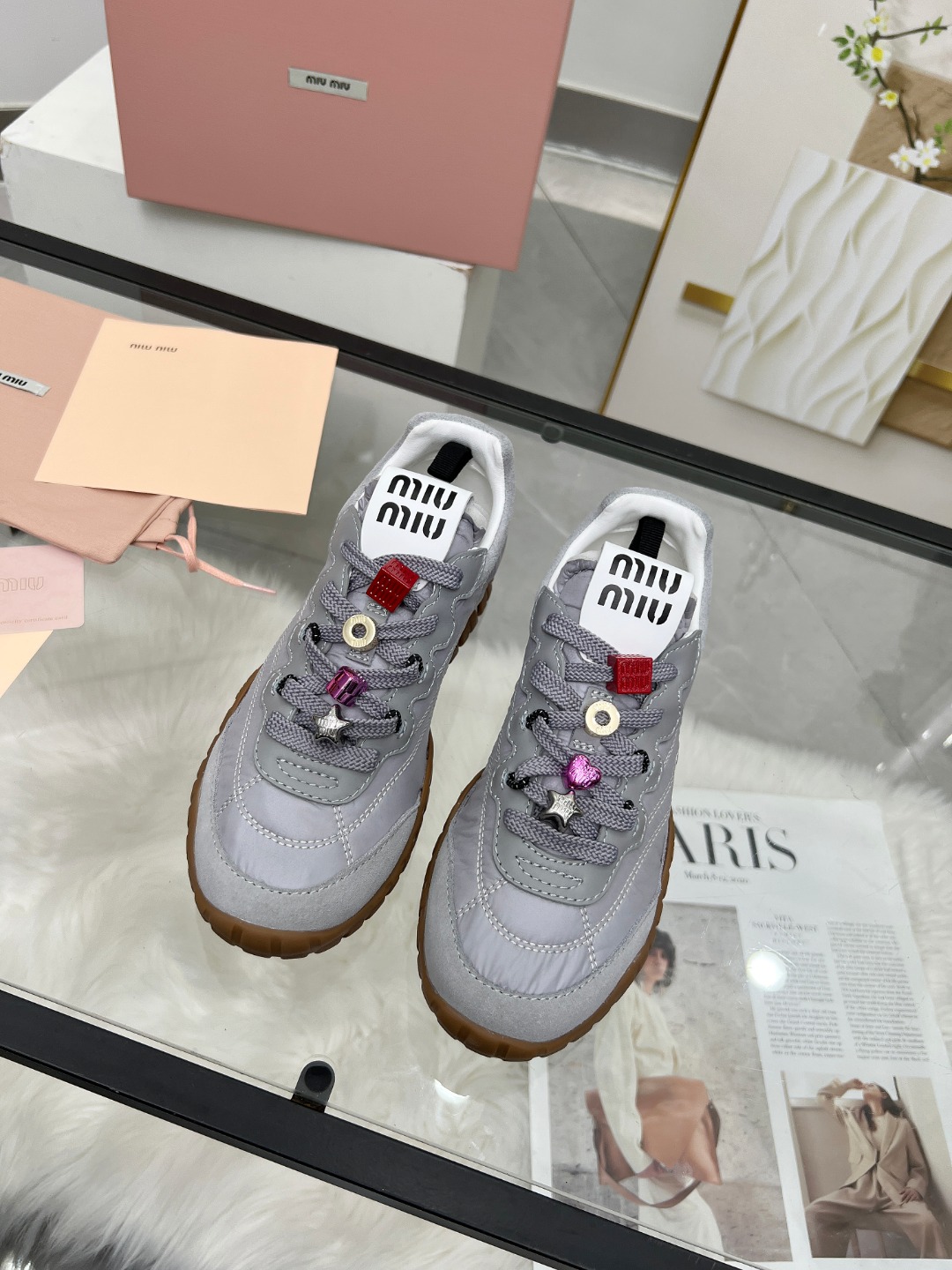 NO:257912,Miu Miu 25ss Spring and summer new show MiuMiu Dexue Casual shoes show craftsmanship comes from the details of the Miu Miu series. The new season trend is the concept of the love at this moment, the multi-dimensional collision, conveying the modern style~ It looks good no matter how you wear it. This summer's fashionable favorite is sheepskin, the foot feels super comfortable, the outsole is very light, and the screen-printed lettering logo adds the iconic brand style. Size 35-40, casual shoes/sports shoes, miumiu, sneakers, sheepskin19860909Miu Miu 25ss 春夏新款走秀MiuMiu 德训 休闲鞋秀场工艺来自Miu Miu系列的细节特写 新季的潮流此刻挚爱的概念,多元对撞,传达现代风格~ 怎么穿都好看今夏时髦精最爱 内里羊皮,脚感超级舒适,大底非常轻盈,网印刷刻字徽标平添标志性的品牌格调. 码数35-40,休闲鞋/运动鞋,miumiu,sneakers,sheepskin,Women's Shoes