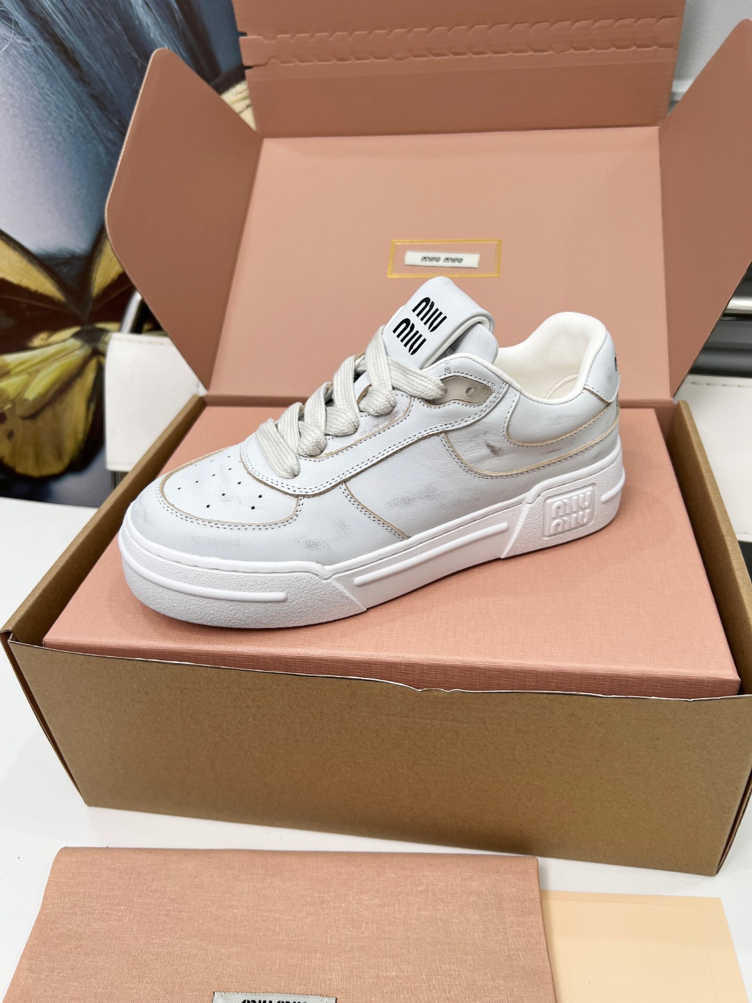 NO:491077,Miumiu's new dirty white shoes are still classic and fashionable, with simple grating design!  Quality is always gray!  Miumiu dirty white shoes, the avant-garde and bold MiuMiu style is integrated into the simple lines of this bleached leather sneaker, paired with a unique logo on the tongue and back, and the upper is made of a retro design in color, which can be fully adapted to various occasions. The inner sheepskin feels super comfortable, the outsole is very light, and the screen-printed engraving logo adds the iconic brand style. Size 35-40 (34, 41 custom made, no return and exchange), casual shoes/sports shoes, miumiu, sneakers, sheepskin19860909miumiu新款擦色脏脏小白鞋依旧经典时尚 简约的格板设计！品质灰常牛！Miumiu 擦色脏脏小白鞋,前卫大胆的MiuMiu风格融于此款漂白皮革运动鞋的简约线条,搭以别致的徽标饰于鞋舌和背面,鞋面采用 擦色复古设计,可以完全适应各种场合穿搭. 内里羊皮,脚感超级舒适,大底非常轻盈,网印刷刻字徽标平添标志性的品牌格调. 码数35-40（34,41定做,不退换）,休闲鞋/运动鞋,miumiu,sneakers,sheepskin,Women's Shoes