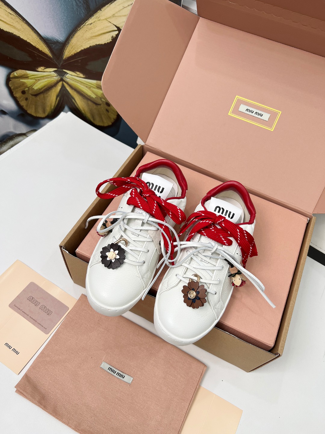 NO:562244,Miu Miu 25ss new British style white shoes with accessories. The concept I love now, multiple collisions, conveying modern style~ Look good no matter how you wear it, this summer's fashionista's favorite, super comfortable on the feet, size 35-40 (customized 34, 41, non-returnable), casual shoes/sports shoes, miumiu, sneakers19860909带配饰 Miu Miu 25ss 新款英伦风小白鞋 此刻挚爱的概念,多元对撞,传达现代风格~ 怎么穿都好看今夏时髦精最爱 上脚超级舒服 码数35-40（34,41定制,不退换）,休闲鞋/运动鞋,miumiu,sneakers,Women's Shoes