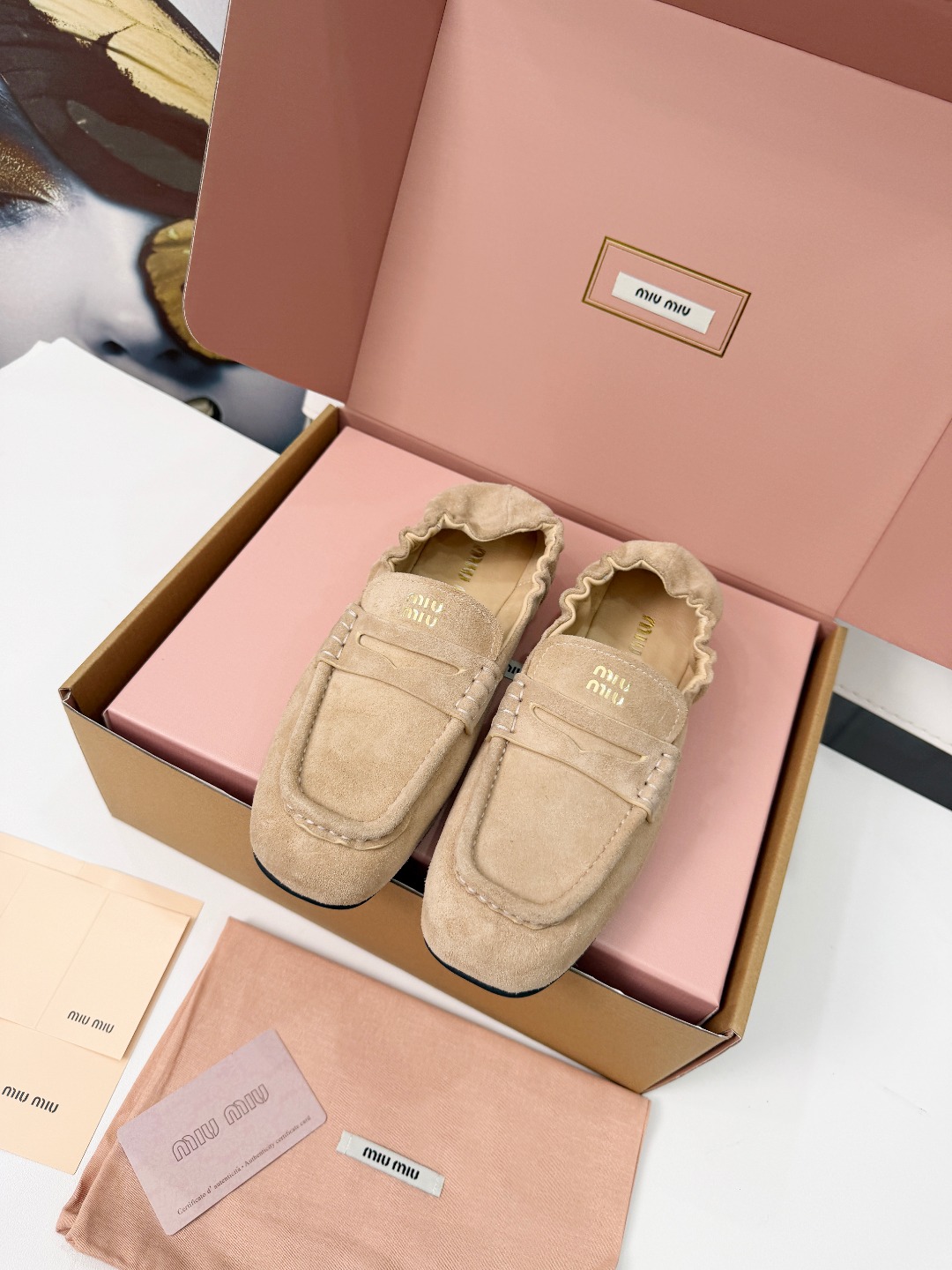 ¡Ya están disponibles los nuevos mocasines fruncidos de piel de oveja Nappa de Miu Miu! 🪩Recrea mocasines clásicos con…