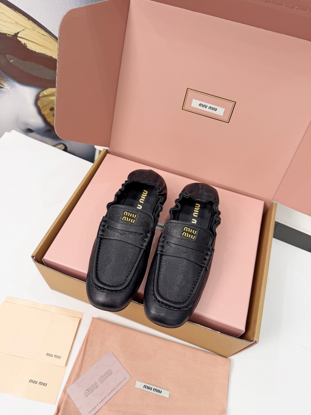 NO:639710,Real price Miu Miu's new Nappa sheepskin smocked loafers re-create classic loafers with a more retro look. Miu Miu's new sheepskin heel smocked loafers are made of Nappa leather to show their elegant retro temperament. The smocked design of the heel is easy to put on and take off, and it also has the relaxed and casual sex of old money. The upper is decorated with a gold embossed logo, and exquisite details embellish the overall design, which is low-key and unique.  Code number 35-40 [34, 41, 42 customized, non-refundable] [airplane box 10],,miumiu,loafers,sheepskin19860909实价 Miu Miu全新Nappa羊皮抽褶乐福鞋 以更复古的造型重新打造经典乐福鞋,Miu Miu新款羊皮后跟抽褶乐福鞋采用Nappa皮革制成彰显优雅复古气质.后跟抽褶的设计方便穿脱的同时更是带有老钱的松弛随性感. 鞋面饰有金色压花徽标,精致细节点缀整体设计,低调又别具风格 码数35-40【34,41,42定制不退换】【飞机盒10】,,miumiu,loafers,sheepskin,Men's shoes