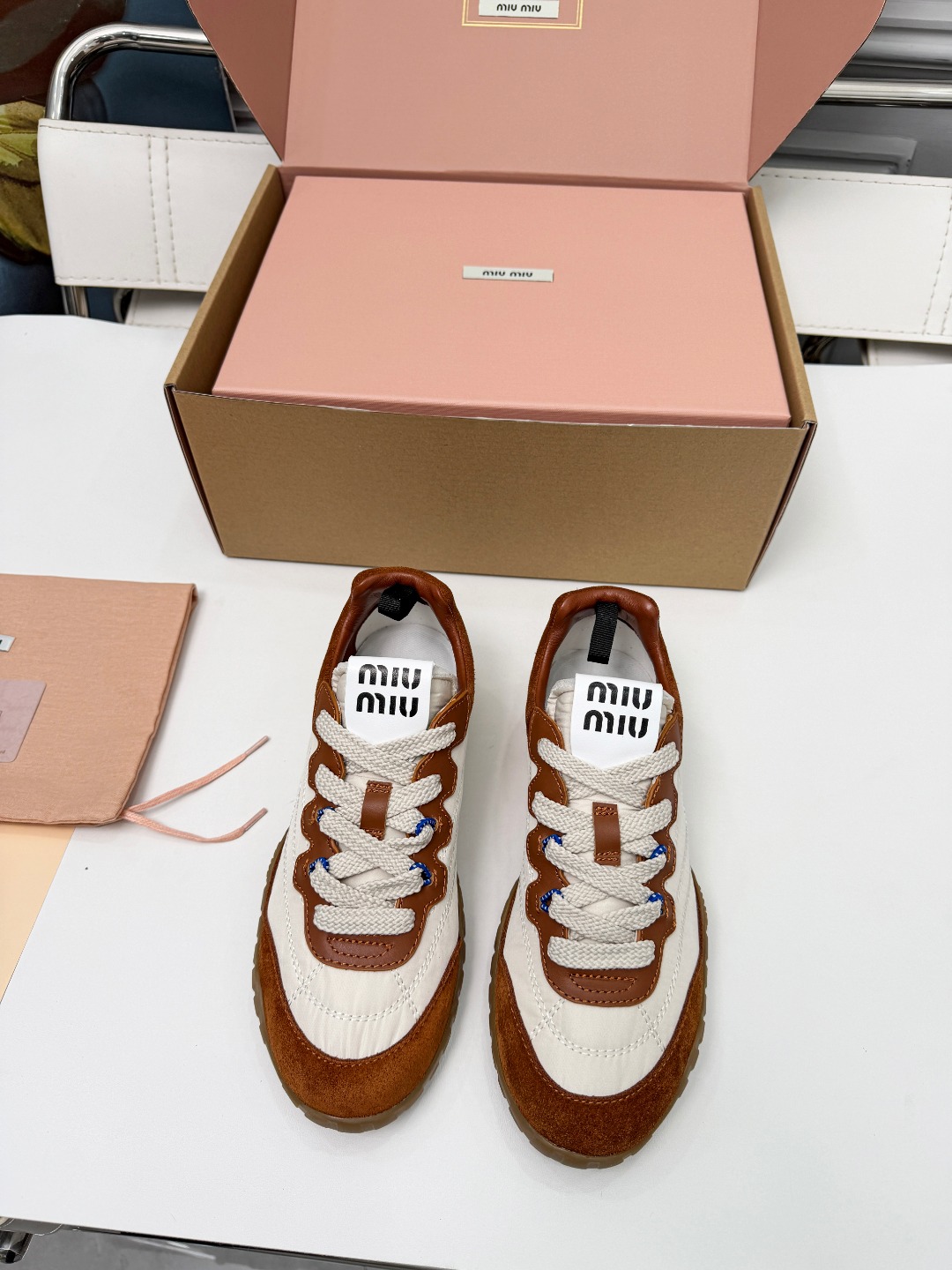 NO:724197,Miu Miu 25ss spring and summer new catwalk MiuMiu moral training casual shoes show craftsmanship details close-up from the Miu Miu series. The trend of the new season is a beloved concept at the moment, multiple collisions, conveying modern style~ It looks good no matter how you wear it. This summer’s fashionistas love it. The lining is sheepskin, the foot feels super comfortable, the outsole is very light, and the screen-printed lettering logo adds an iconic brand style.  Size 35-40 [airplane box + 10], casual shoes/sports shoes, miumiu, sneakers, sheepskin19860909Miu Miu 25ss 春夏新款走秀MiuMiu 德训 休闲鞋秀场工艺来自Miu Miu系列的细节特写 新季的潮流此刻挚爱的概念,多元对撞,传达现代风格~ 怎么穿都好看今夏时髦精最爱 内里羊皮,脚感超级舒适,大底非常轻盈,网印刷刻字徽标平添标志性的品牌格调. 码数35-40【飞机盒＋10】,休闲鞋/运动鞋,miumiu,sneakers,sheepskin,Women's Shoes