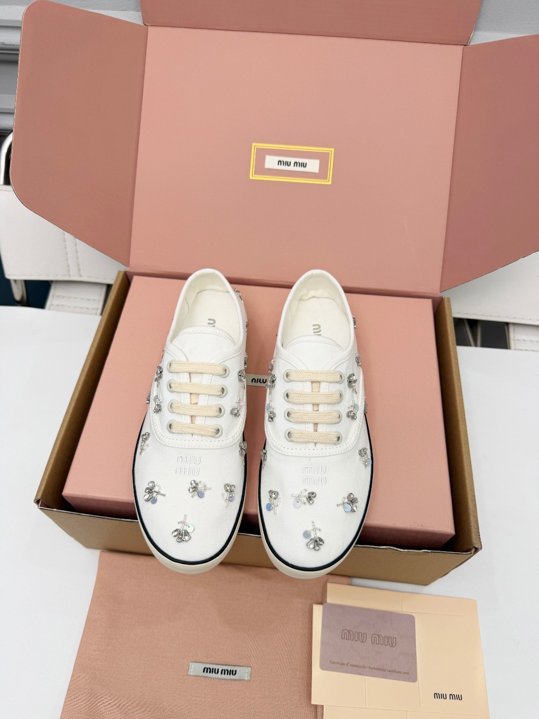 NO:815005,miumiu 26ss early spring new rhinestone embroidered canvas shoes. This pair of rhinestone embroidered canvas shoes is so girly!  The delicate canvas base is decorated with small rhinestone flowers and embroidered branches and leaves. The blingbling comes with a soft light filter and a retro square toe to modify the foot shape. The white soft bottom and soft surface will not tire your feet after long-term wear. It is suitable for dresses, jeans, and pleated skirts, and can be used for walking on campus.  When it comes to dating for afternoon tea, every step is smart and playful. The bottom is soft and the surface is extremely comfortable. It will not tire your feet after being worn for a long time. It does not rub your feet at all. The four colors are good-looking. You can choose between sweet girl clothes or retro clothes. Pair it with a pleated skirt and you will be a princess on the run. If you wear it with jeans, you will be a casual hot girl.  Size: 35-40 (34, 41 customized, non-refundable) P (airplane box), casual shoes/sports shoes, miumiu, sneakers, skirts, jeans19860909miumiu缪缪 26ss 早春新款水钻刺绣帆布鞋 这双水钻刺绣帆布鞋太懂少女心了！细腻帆布基底缀满水钻小花与刺绣枝叶,blingbling自带柔光滤镜,复古方头修饰脚型.白软底软面久穿不累脚,适配连衣裙、牛仔裤、百褶裙,从校园漫步到约会下午茶,每一步都灵动俏皮,底软面巨舒服,久穿不累脚,完全不磨脚,四个颜色都好好看,甜妹挂、复古挂随便挑.配百褶裙是在逃公主,配牛仔裤是随性辣妹, 码数:35-40(34,41定制不退换) P（飞机盒）,休闲鞋/运动鞋,miumiu,sneakers,skirts,jeans,Women's Shoes
