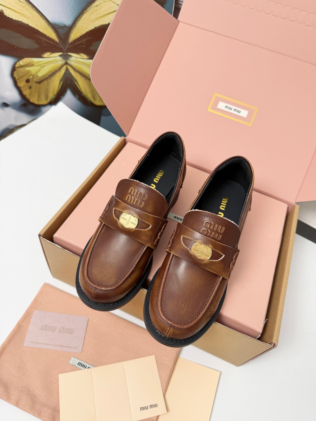 NO:814999,Miu Miu's retro gold-style outfit Miu Miu's commuting outfit is a hit. The embossed logo + leather handles are exquisite and full of soft texture. They are suitable for commuting and dating~ The black back-sleeved loafers are sweet and cool!  Glossy cowhide + gold-labeled love buckle, the upper leg is huge and the legs are long, you can walk without pressure, and you can turn into a retro lady in seconds. The sense of detail can directly fill up the yardage, 35-40 [34, 41 customization is non-returnable] P,, [airplane box + 10], loafers, miumiu, loafers, cowhide19860909Miu Miu复古千金风穿搭 Miu Miu这套通勤穿搭直接封神 压印logo+皮质手柄精致感拉满,软乎乎的质感,通勤约会都适配～ 黑色后空乐福鞋甜酷拉满！亮面牛皮+金标爱心扣,上脚巨显腿长,暴走无压力,秒变复古大小姐 细节感直接拉满 码数,35-40【34,41定制不退换】 P,,【飞机盒＋10】,乐福鞋,miumiu,loafers,cowhide,Women's Shoes