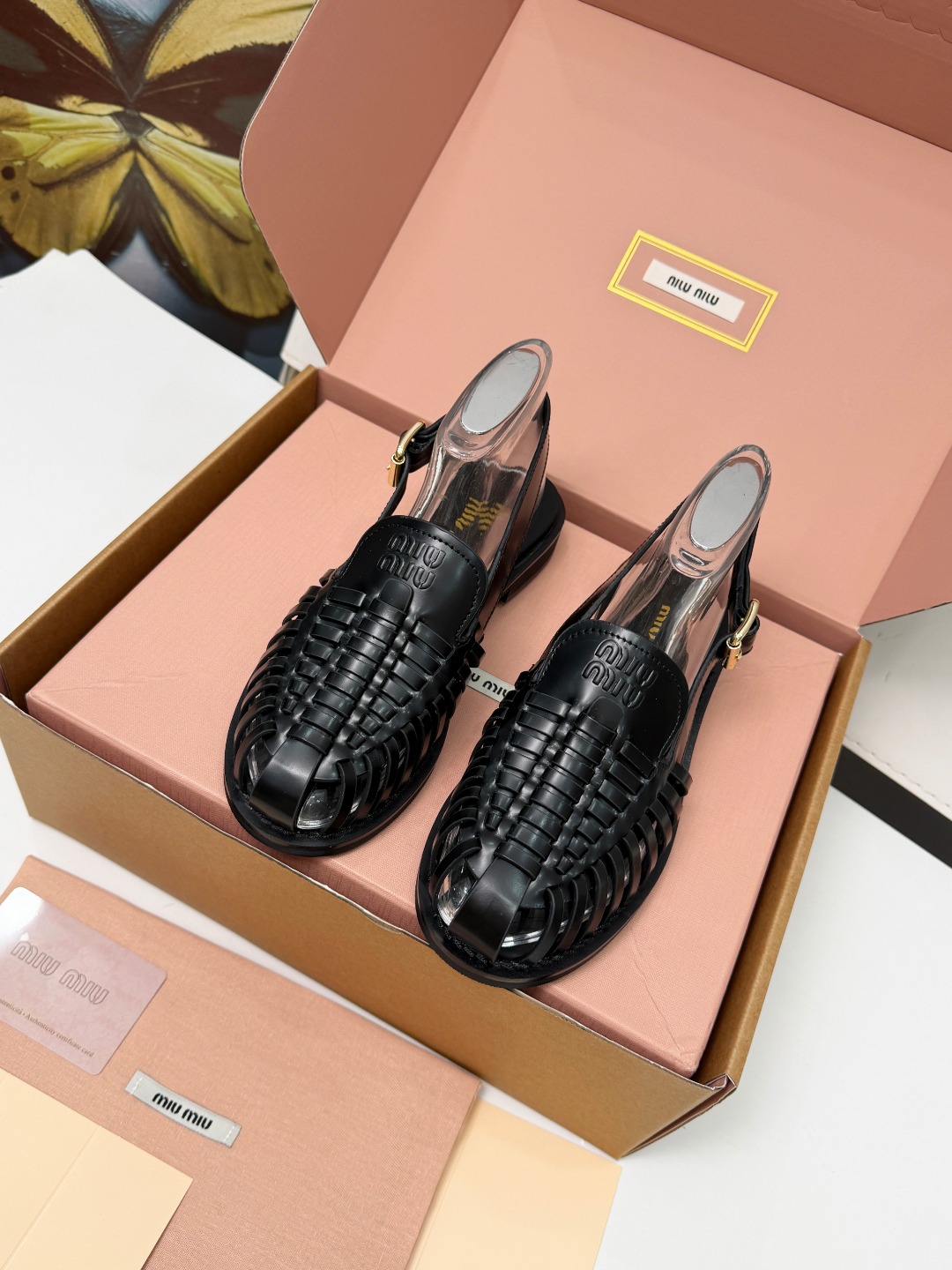 NO:957468,Airplane box Miu Miu 2026 retro gold-style outfit Miu Miu's commuting outfit is directly like a god. The embossed logo + leather handle are exquisite and full of soft texture, suitable for commuting and dating~ The black back hollow loafers are sweet and cool!  Glossy cowhide + gold-labeled love buckle, the upper leg is huge and the legs are long, no pressure on the run, and you can turn into a retro lady in seconds. The sense of detail can directly fill up the yardage, 35-40 [34, 41 customization is non-refundable], sandals, miumiu, loafers, sandals, cowhide19860909飞机盒 Miu Miu2026复古千金风穿搭 Miu Miu这套通勤穿搭直接封神 压印logo+皮质手柄精致感拉满,软乎乎的质感,通勤约会都适配～ 黑色后空乐福鞋甜酷拉满！亮面牛皮+金标爱心扣,上脚巨显腿长,暴走无压力,秒变复古大小姐 细节感直接拉满 码数,35-40【34,41定制不退换】,凉鞋,miumiu,loafers,sandals,cowhide,Women's Shoes