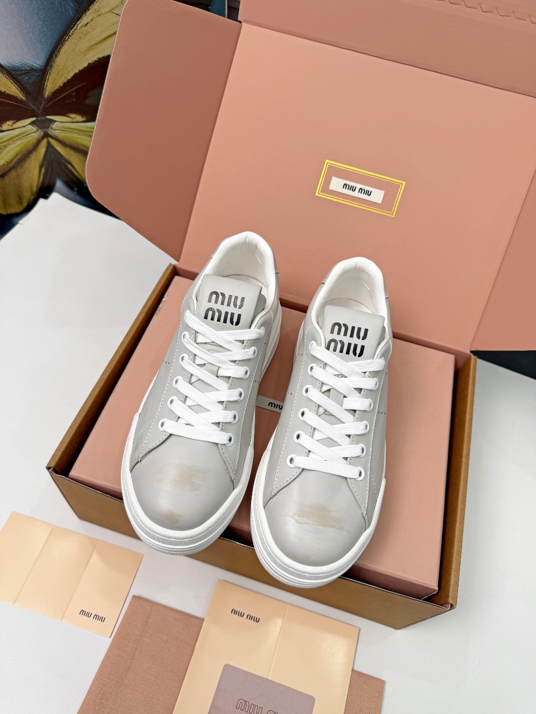 NO:953790,miumiu2026 autumn and winter latest white shoes are still classic and fashionable with simple grid design!  The quality is incredible!  Miumiu stained white shoes. The avant-garde and bold MiuMiu style is integrated into the simple lines of this bleached leather sneaker. It is decorated with a unique logo on the tongue and back. The upper adopts a stained retro design, which can be fully adapted to various occasions. The lining is made of sheepskin, which is super comfortable on the foot. The outsole is very light, and the screen-printed lettering logo adds an iconic brand style.  Code number 35-40 (34, 41 customized, non-returnable),,miumiu,sneakers,sheepskin19860909miumiu2026秋冬最新小白鞋依旧经典时尚 简约的格板设计！品质灰常牛！Miumiu 擦色脏脏小白鞋,前卫大胆的MiuMiu风格融于此款漂白皮革运动鞋的简约线条,搭以别致的徽标饰于鞋舌和背面,鞋面采用 擦色复古设计,可以完全适应各种场合穿搭. 内里羊皮,脚感超级舒适,大底非常轻盈,网印刷刻字徽标平添标志性的品牌格调. 码数35-40（34,41定做,不退换）,,miumiu,sneakers,sheepskin,Men's shoes