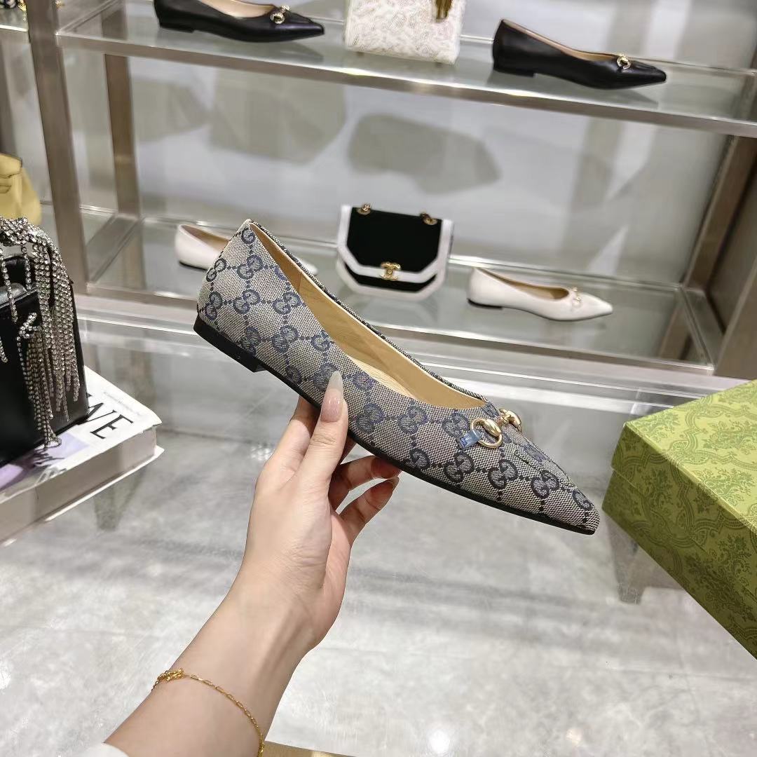 NO:224287,【Free in stock】New model!  Guccí Classic Women's Shoes: The original version is developed one to one, carefully modified shoe last, the fabric adopts the original texture, imported sheepskin, with original board electric hardware GG buckle, delicate and impeccable!  Sheepskin inner lining and footrest Heel height: flat heel Size number, 35-42 (40.41 42 customized) Italian leather large sole, original packaging!  Factory direct purchase, sandals and single shoes, gucci, sandals, sheepskin, Leather soles19860909【长期有货】新款！古奇 Guccⅰ 经典女鞋:原版一比一开发,精心调制的鞋楦,面料采用原版质感.进口羊皮.配原板电渡五金GG扣 细腻到无可挑剔！ 羊皮内里和垫脚 跟高:平跟 码数,35-42（40.41 42订做） 意大利真皮大底,原版包装 ！ 工厂直批,凉鞋单鞋,gucci,sandals,sheepskin,Leather soles,Women's Shoes