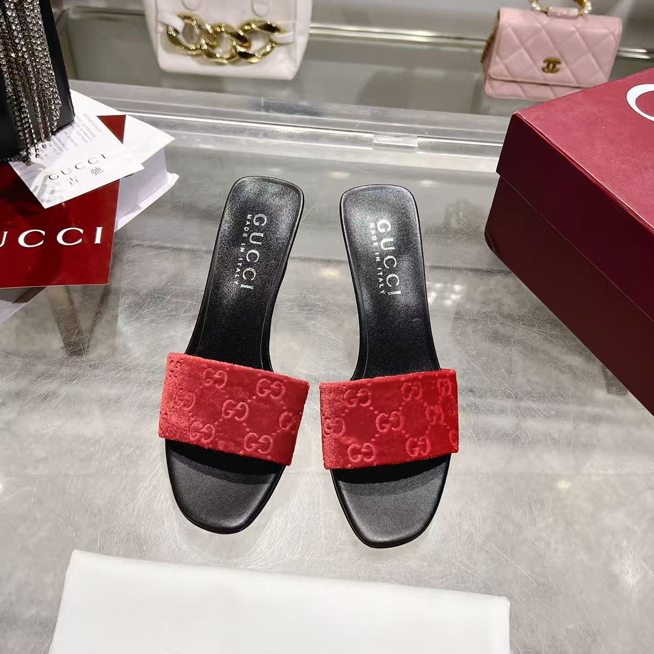 NO:874591,[Long-term availability] New style!  Gucci Guccⅰ classic women's shoes: original one-to-one development, carefully modulated shoe last and fabric; made of imported genuine velvet original material. Equipped with original electric metal heels, sheepskin lining and foot pads. Heel height: There are two heel heights of 8·5cm and 5.5cm. Size, 35-42 (40.41 42 customized) Italian leather outsole, original packaging!  Factory direct approval, high heels, gucci, high heels, sheepskin, real silk, Leather soles19860909【长期有货】新款！古奇 Guccⅰ 经典女鞋:原版一比一开发,精心调制的鞋楦, 面料；采用真丝绒进口原板材料.配原板电渡金属跟 羊皮内里和垫脚 跟高:.有8·5cm 和5.5cm两种跟高 码数,35-42（40.41 42订做） 意大利真皮大底,原版包装 ！ 工厂直批,高跟鞋,gucci,high heels,sheepskin,real silk,Leather soles,Women's Shoes