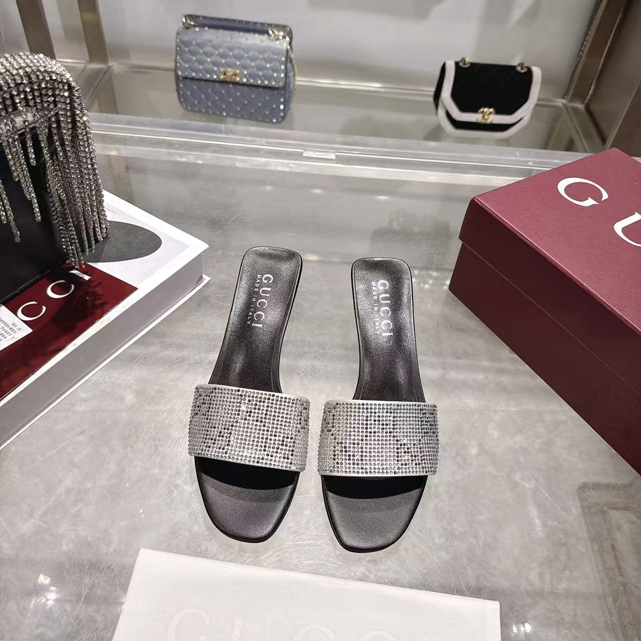 NO:874597,[Long-term availability] New style!  Gucci Guccⅰ classic women's shoes: original one-to-one development, carefully modulated shoe last and fabric; made of imported original materials with silk and rhinestones. Equipped with original electric metal heels, sheepskin lining and foot pads. Heel height: There are two heel heights of 8·5cm and 5.5cm. Size, 35-42 (40.41 42 customized) Italian leather outsole, original packaging!  Factory direct approval, high heels, gucci, high heels, sheepskin, real silk, Leather soles19860909【长期有货】新款！古奇 Guccⅰ 经典女鞋:原版一比一开发,精心调制的鞋楦, 面料；采用真丝加水钻进口原板材料.配原板电渡金属跟 羊皮内里和垫脚 跟高:.有8·5cm 和5.5cm两种跟高 码数,35-42（40.41 42订做） 意大利真皮大底,原版包装 ！ 工厂直批,高跟鞋,gucci,high heels,sheepskin,real silk,Leather soles,Women's Shoes