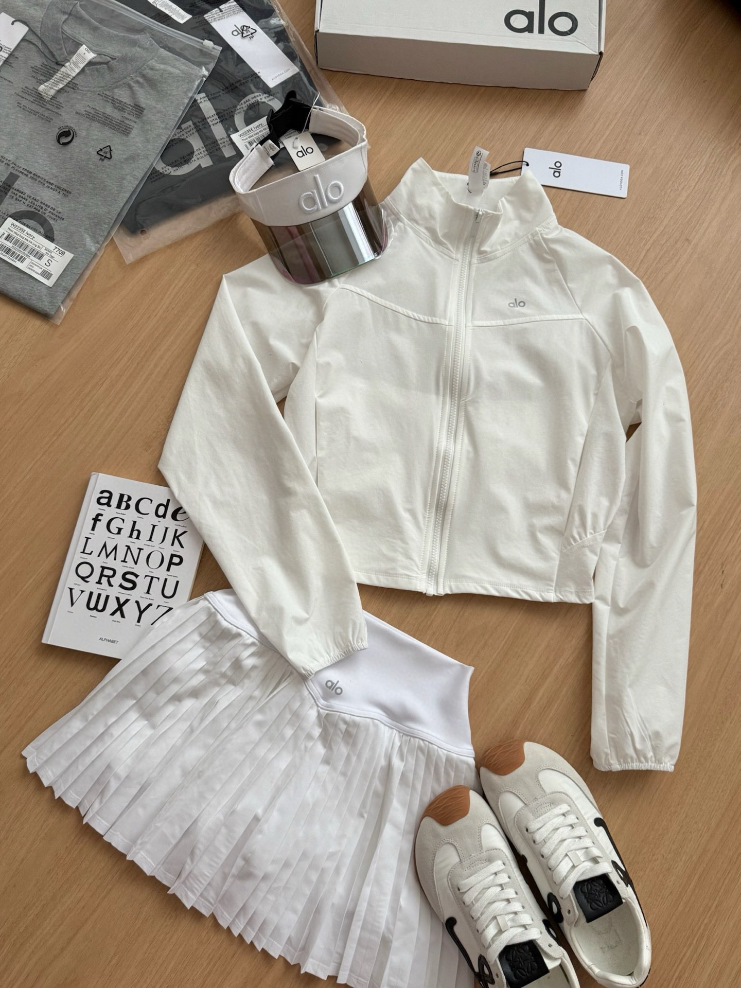 Alo Yoga White Sun Protective Jacket - Lightweight, Versatile, and Stylish 8 i1745573361596 6953 0 8