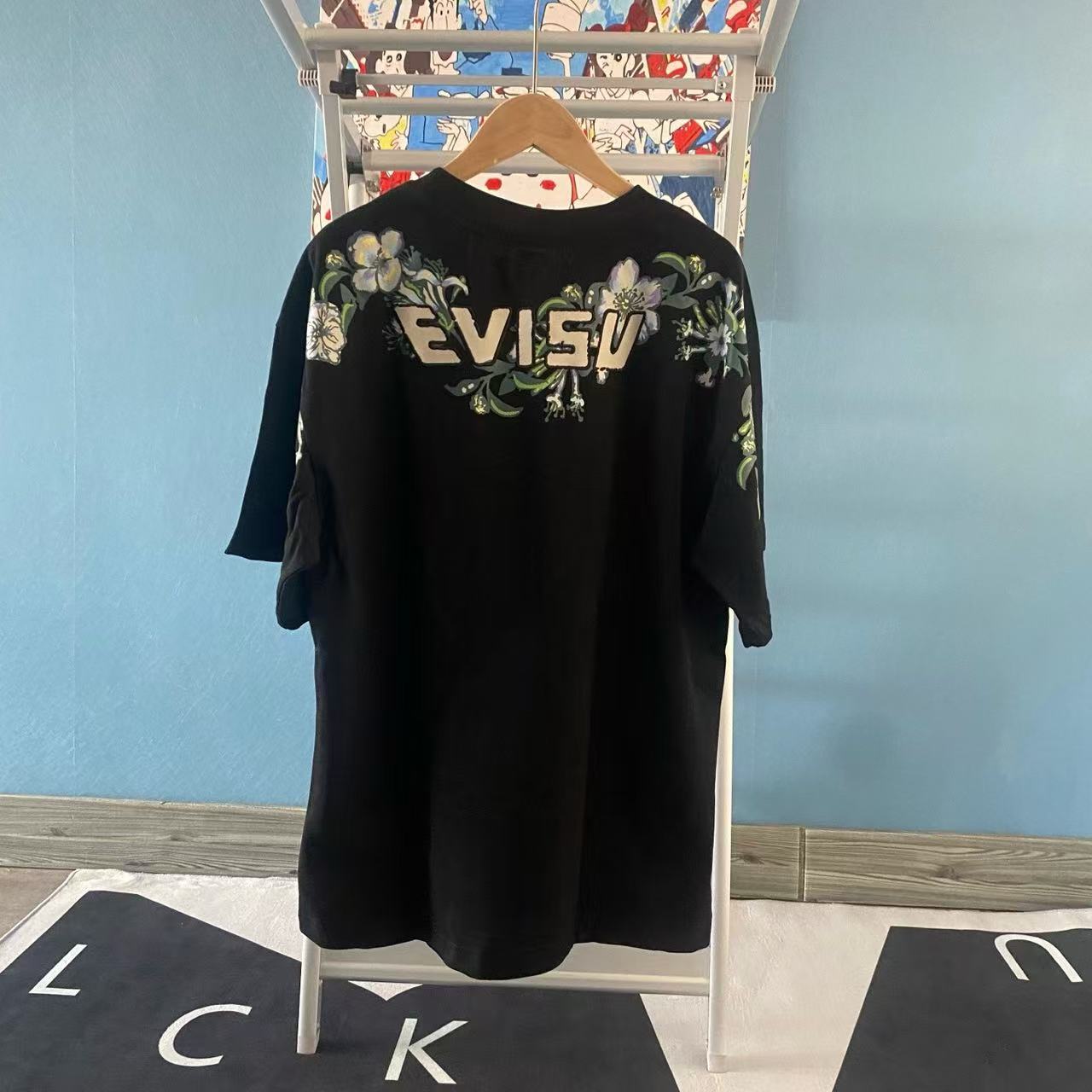 Mercancía de vuelta: ¡la versión más alta! EVISU Fushin 2025 verano, nueva camiseta de manga corta para hombre con esta…