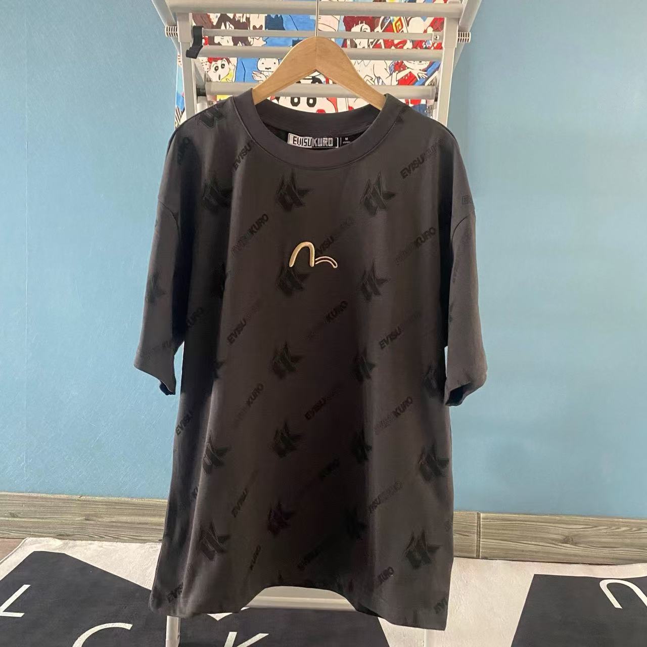 💵 EVISUKURO gris carbón 2025 nuevo verano, camiseta de cuello redondo de manga corta con bordado súper y estampado com…