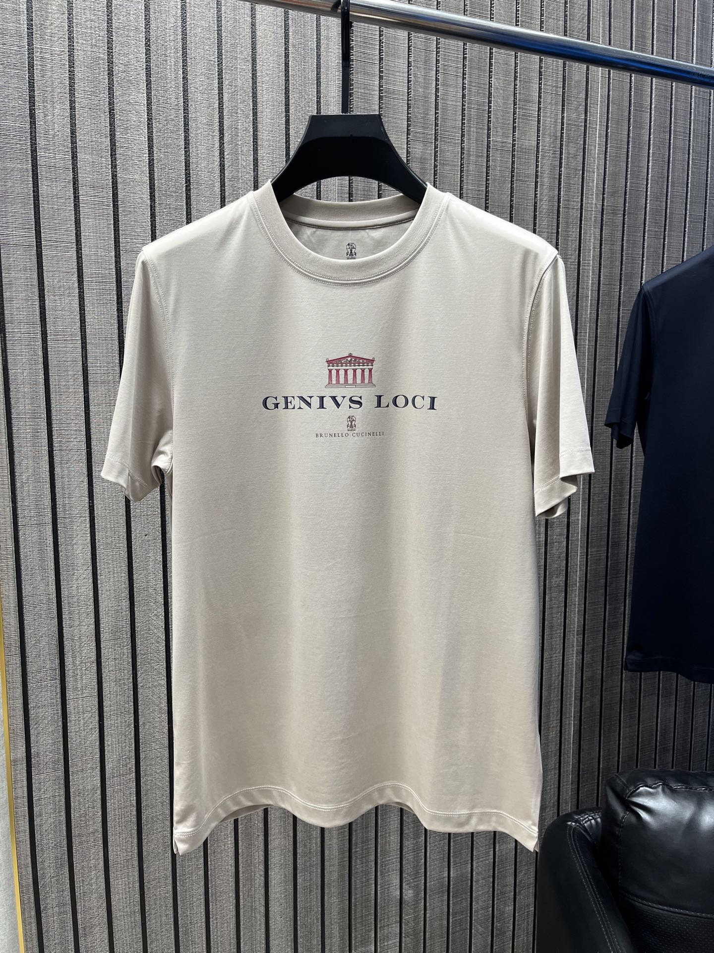 NO:827663,High-end #Foreign Trade Order Goods BC embroidered men's round-neck mercerized cotton short-sleeved T-shirt, a brand from Italy, is known as 'one of the three giants of Italian men's clothing' because of its top-notch craftsmanship and extremely particular attention to fabrics, which can show off one's identity. It has always been the favorite of celebrities, politicians, and the super rich. Turtle-backed logo  The design is very expressive, using very distinctive colors to create an aesthetic sense of space. With a simple and generous round neck, the comfortable fabric allows you to enjoy the unrestrained comfort. The simple and neat design, the overall minimalist, very clean fit and comfort first.  The muscles and bones are online, showing a crisp and drapey texture. It is comfortable to wear and reflects the exquisite craftsmanship of customized clothing. It is a high-quality item that combines comfort, fashion and taste. Whether you wear it yourself or give it as a gift to relatives and friends, it is a very good choice. Advantages: soft to the touch, not easy to pill; good gloss, not easy to fade, strong breathability; the fabric has a good drape. Colors: white, sapphire blue, khaki  Size M-XXXL, men's clothing, T-shirt, tees, t-shirt,19860909高版#外贸订单货 BC 刺绣男士圆领丝光棉短袖T恤,一个来自意大利的品牌,被称为“意大利男装三巨头之一”因为工艺顶级,对面料极其讲究,非常能彰显身份,一直是名流政要,超级富豪的心头好. 龟背的logo 设计极具表现力,用极特色的色彩构造出美学的的空间感,搭配简单大方的圆领,舒适的面料能让你尽情享受无拘无束的惬意感,简洁利落的设计,整体极简,很Clean fit的舒适至上, 筋骨感在线,呈现出挺括垂坠的质感,穿起来也舒适惬意,又体现了定制服装的精致工艺.是一款集舒适、时尚、品味于一体的优质单品,无论是自己穿着还是作为礼物送给亲友,都是非常不错的选择. 优点手感柔软,不易起球；光泽度好,不易掉色,透气性强；面料垂悬感好 颜色白色、宝蓝、卡其 码数M-XXXL,男装,T-shirt,tees，t-shirt,,Women's clothing