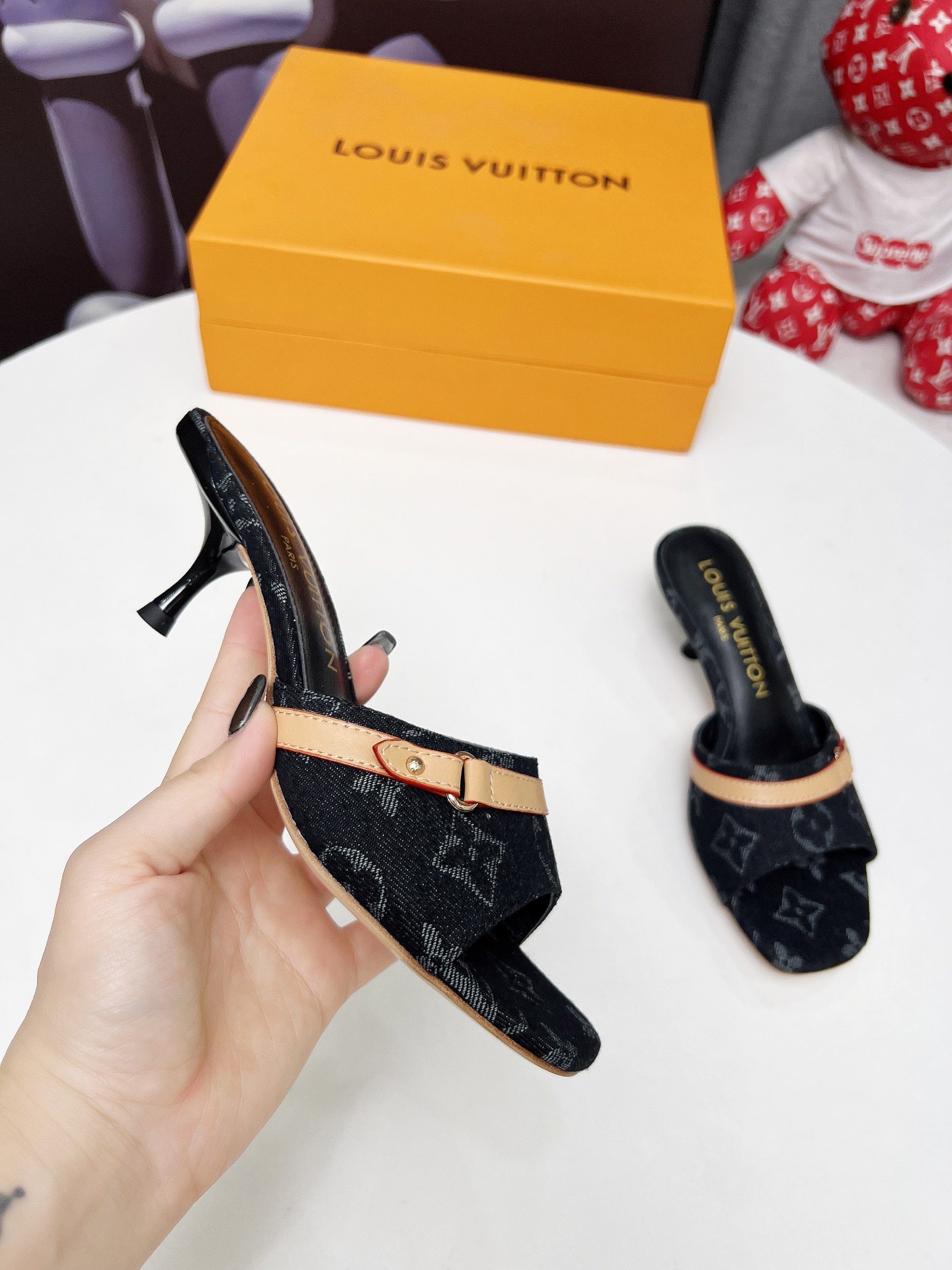 NO:245499,LV Louis Vuitton New Denim Kitten Kitten Heel Slippers A must-have for summer for the 2025 summer goddesses!  Outsole leather outsole, heel height 5.5CM, size 35-42# (41 42 size custom made, no return or exchange), high heels, slippers, louis vuitton, louis vuitton, high heels, slippers, Leather soles19860909LV 路易威登 新款丹宁牛仔布小猫跟拖鞋 2025夏季女神们的夏季必备款！ 大底真皮大底 跟高5.5CM 码数35-42#（41 42码订做 不退不换),高跟鞋拖鞋,louis vuitton,louis vuitton,high heels,slippers,Leather soles,Women's Shoes